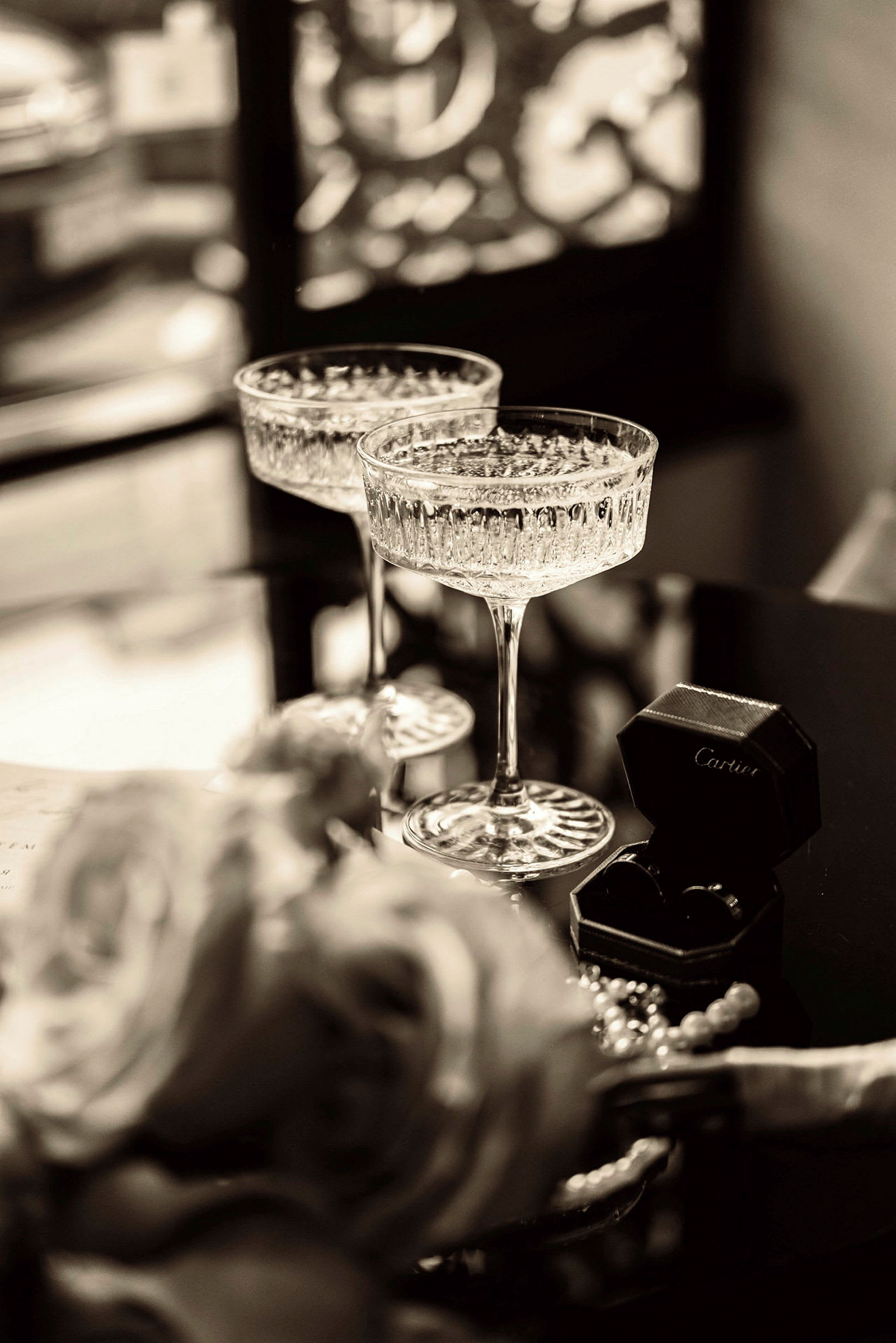 Två champagneglas och en smyckesask på ett bord. (AI-genererad text)