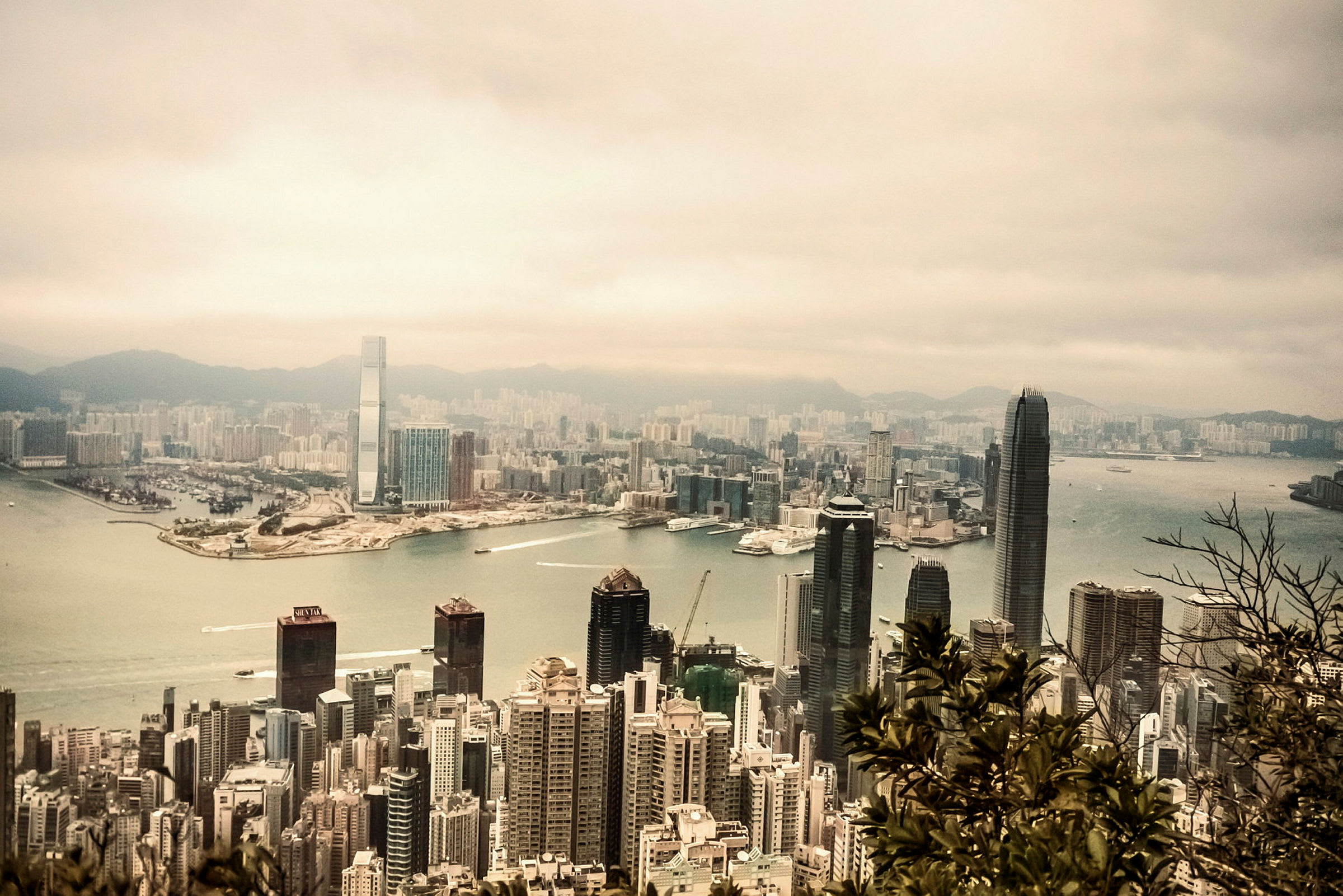 Stadssiluett med skyskrapor och vatten i Hongkong. (AI-genererad text)