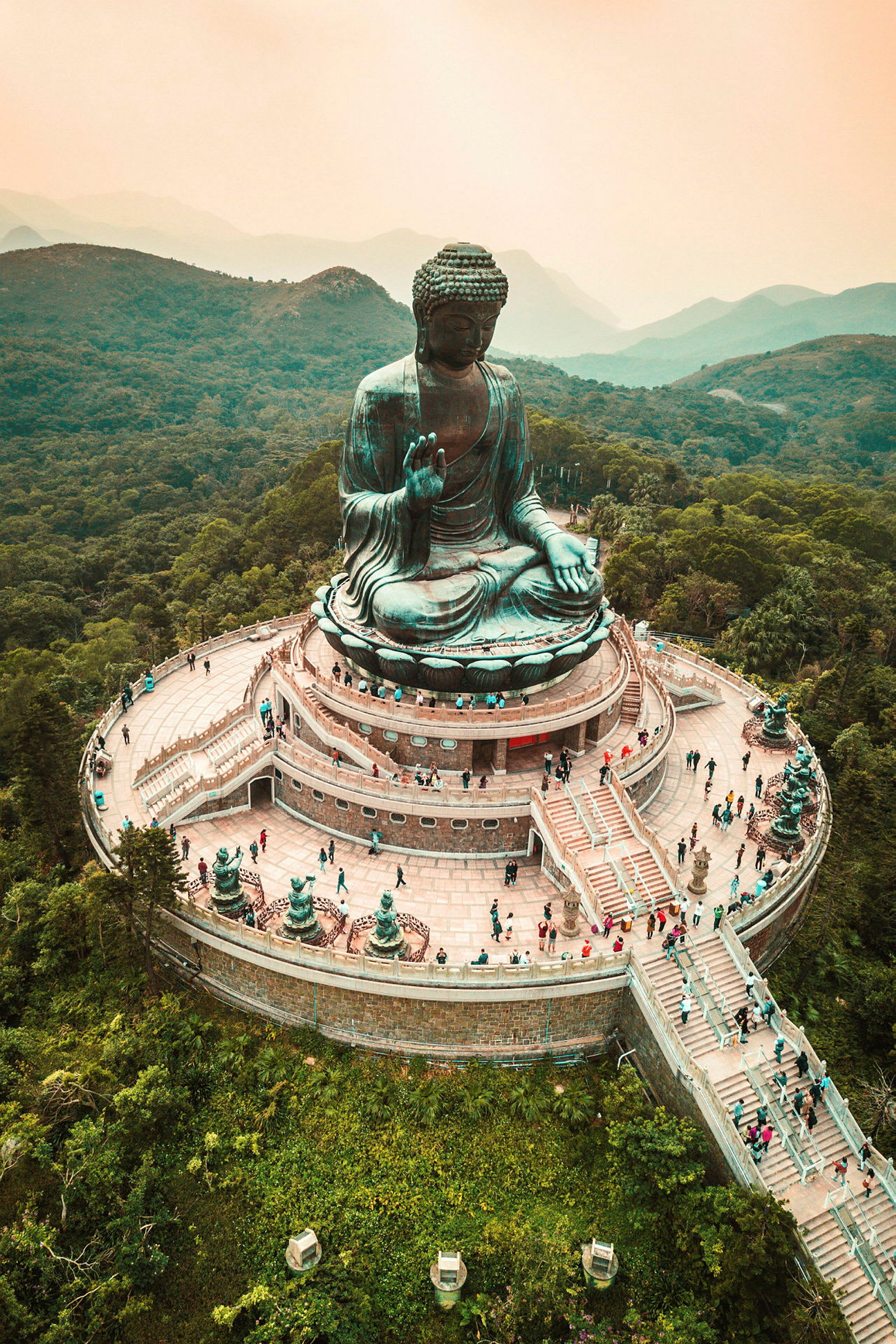 Stor Buddhastaty på en upphöjd plattform omgiven av grönska. (AI-genererad text)