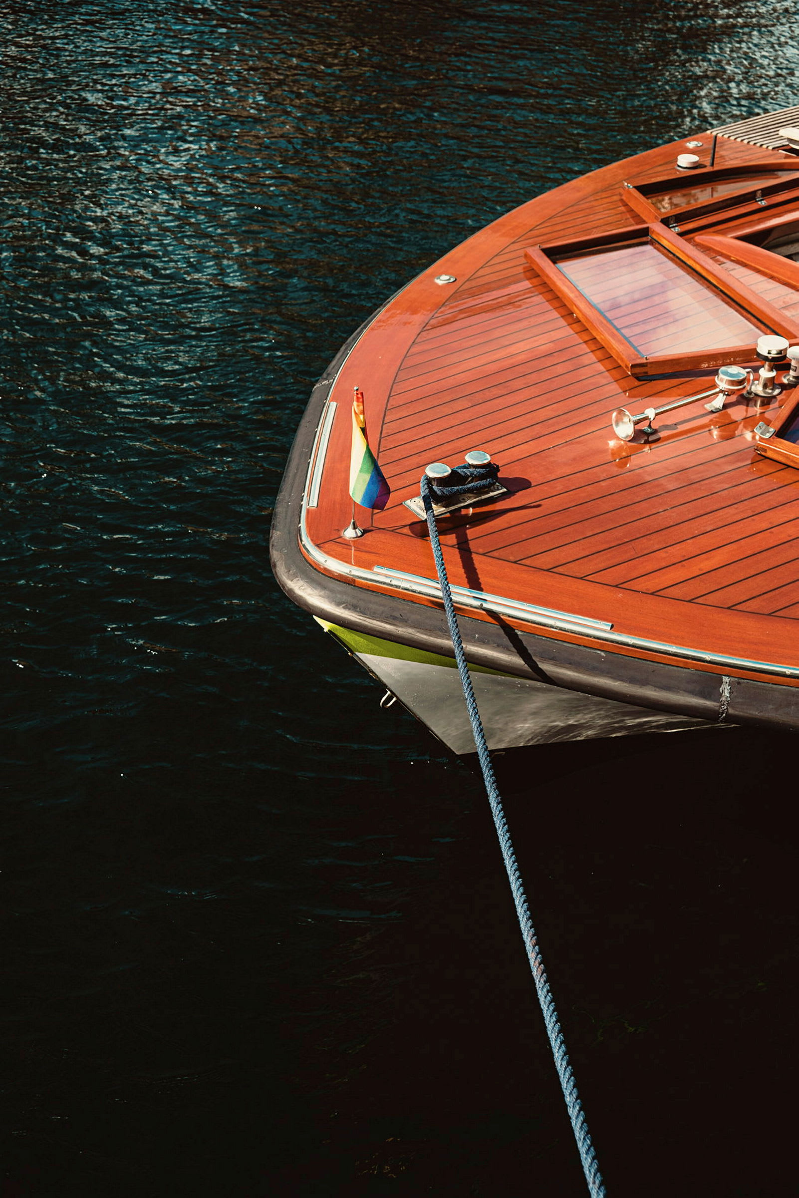 Bow of a boat tied with a blue rope. (AI-genererad text)