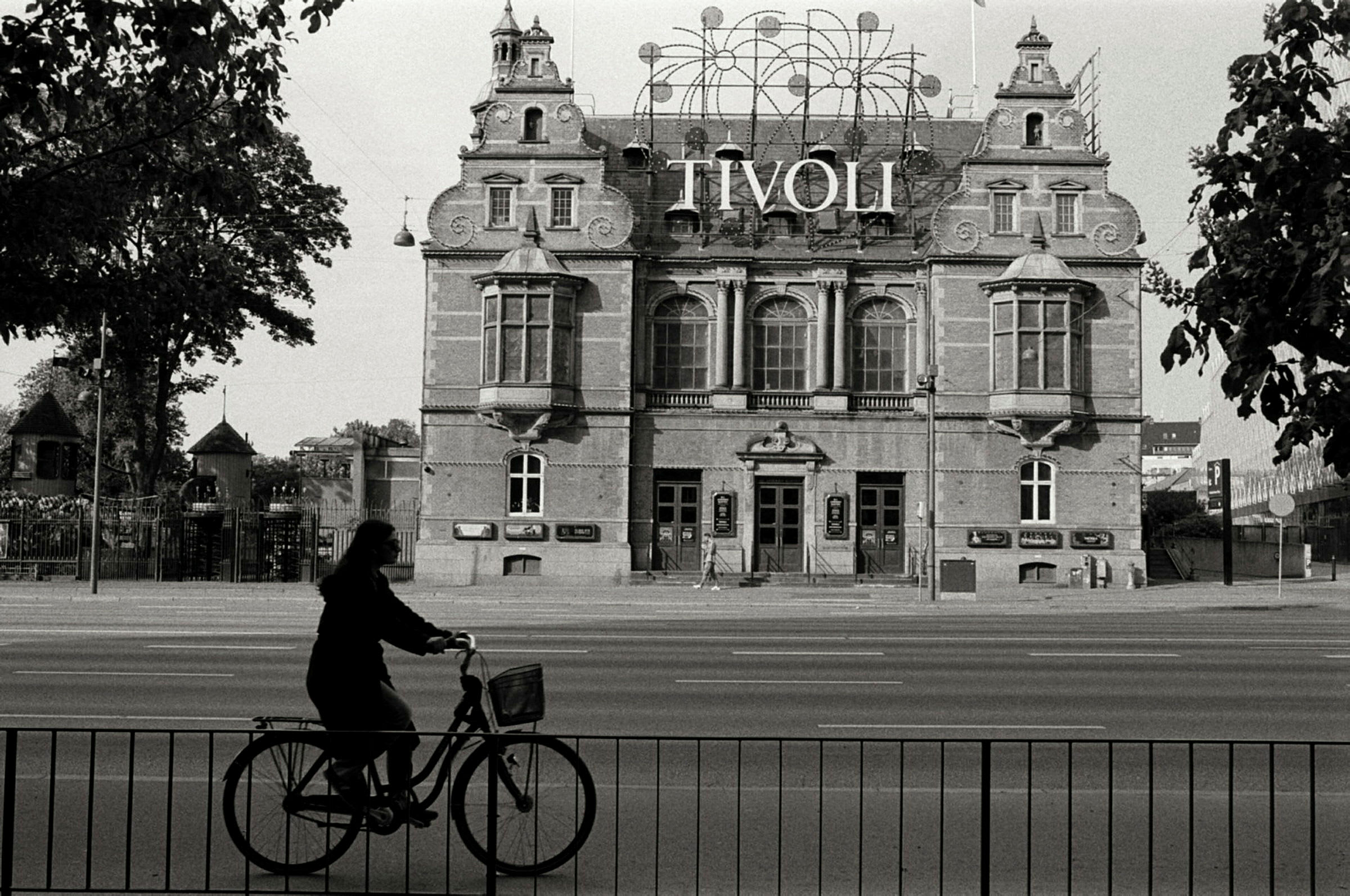En byggnad med texten 'Tivoli' och fokus på dess arkitektoniska detaljer. (AI-genererad text)
