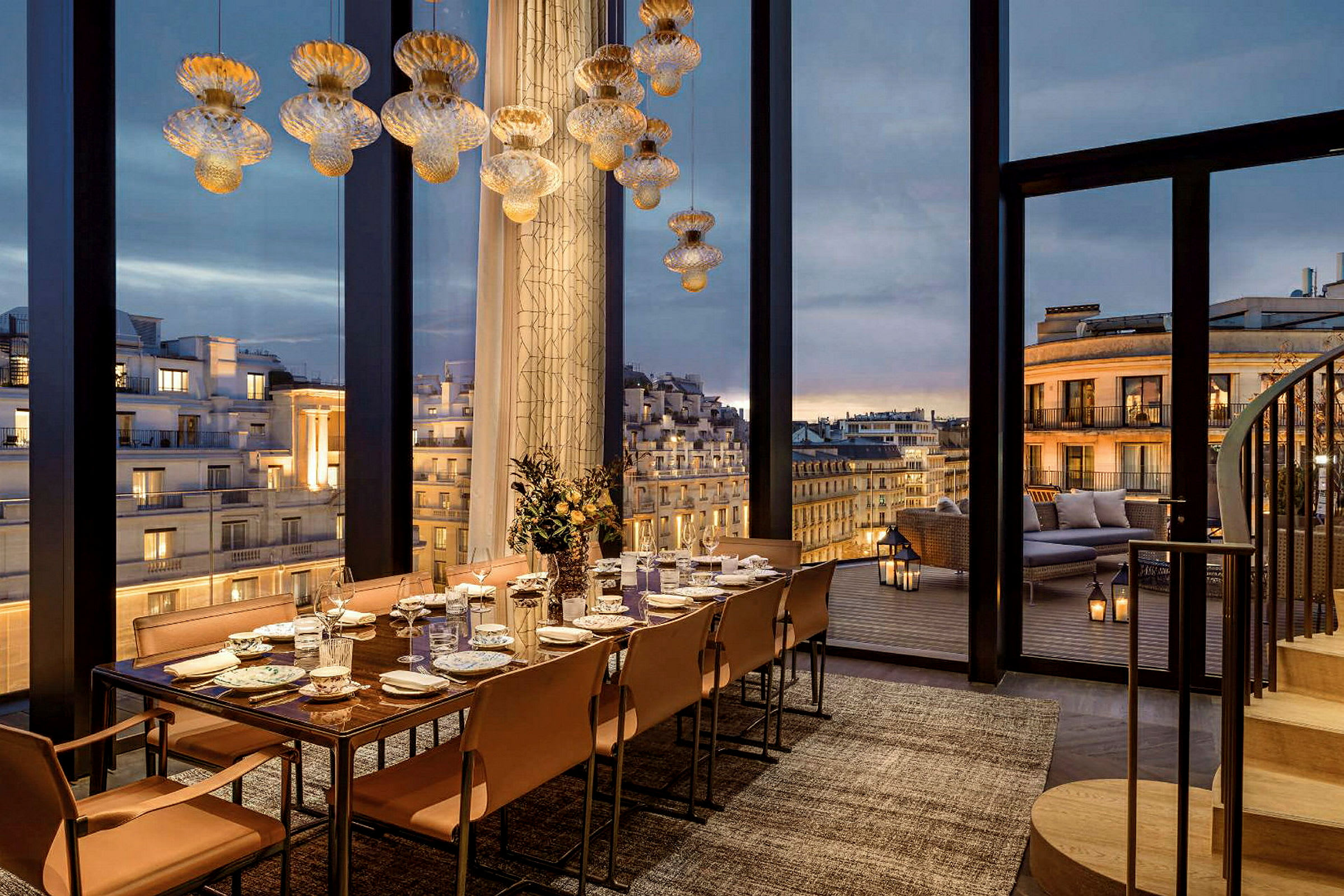 Elegant matsal med modern design och utsikt över staden genom stora fönster. (AI-genererad text)