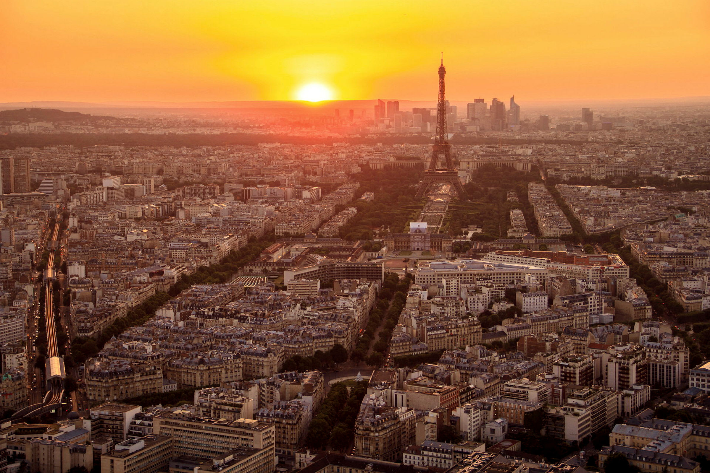 Utsikt över Paris med Eiffeltornet i solnedgång. (AI-genererad text)