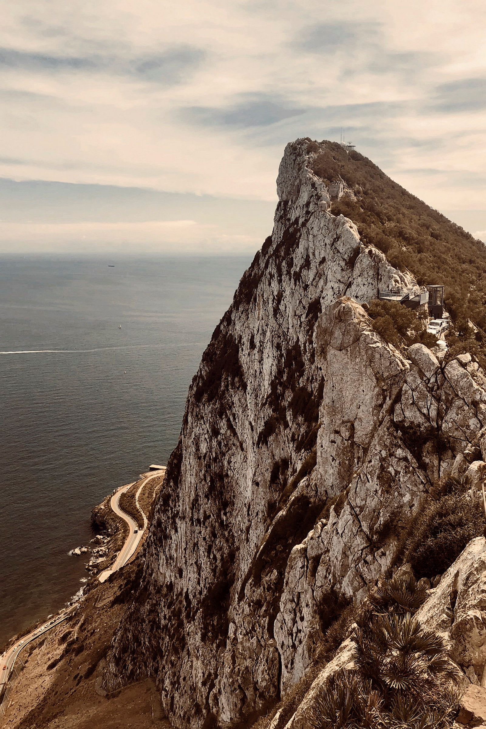 Ett berg med en brant klippa mot havet. (AI-genererad text)