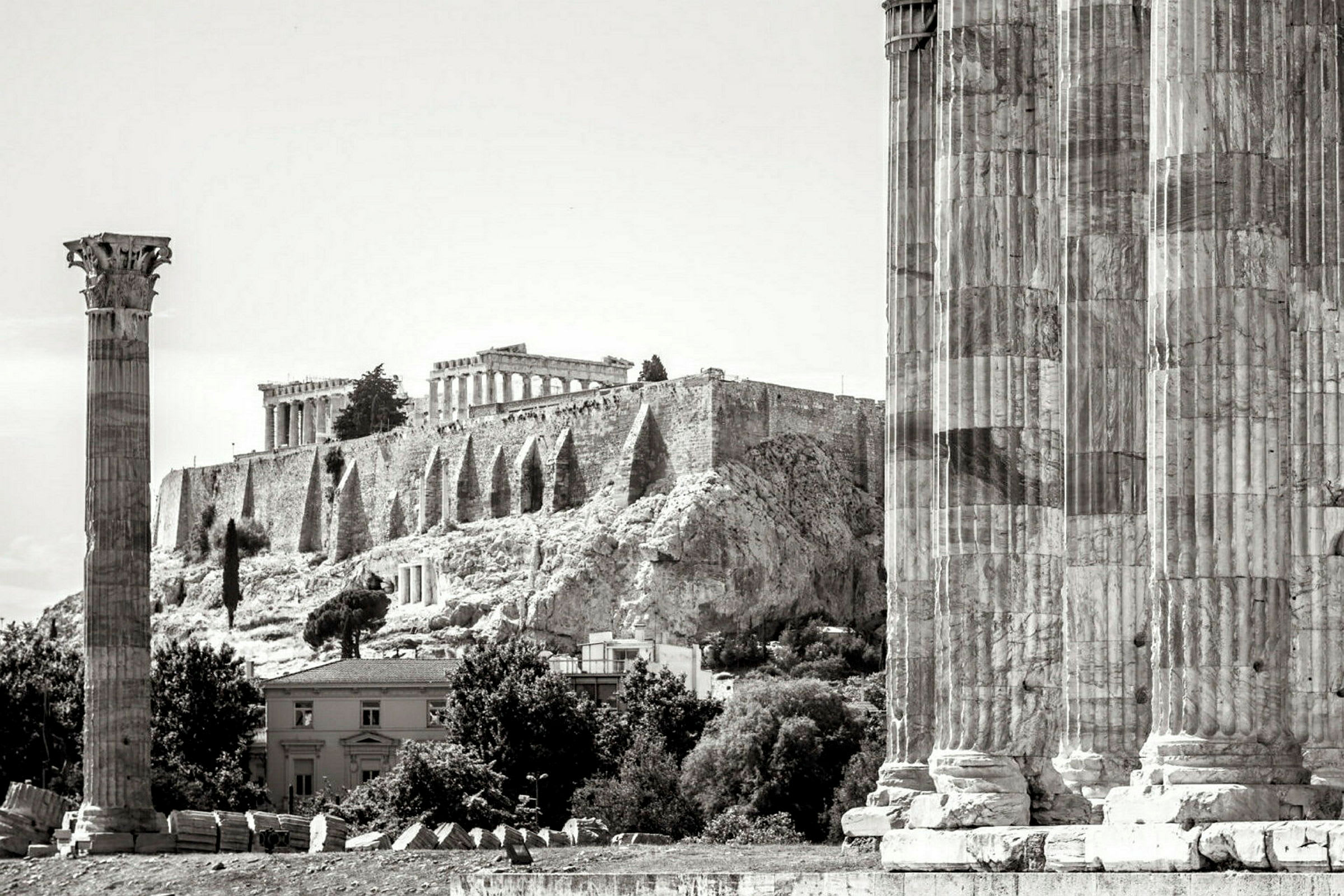 Bild av Akropolis i Aten med dess antika tempel omgivna av kolonner. (AI-genererad text)