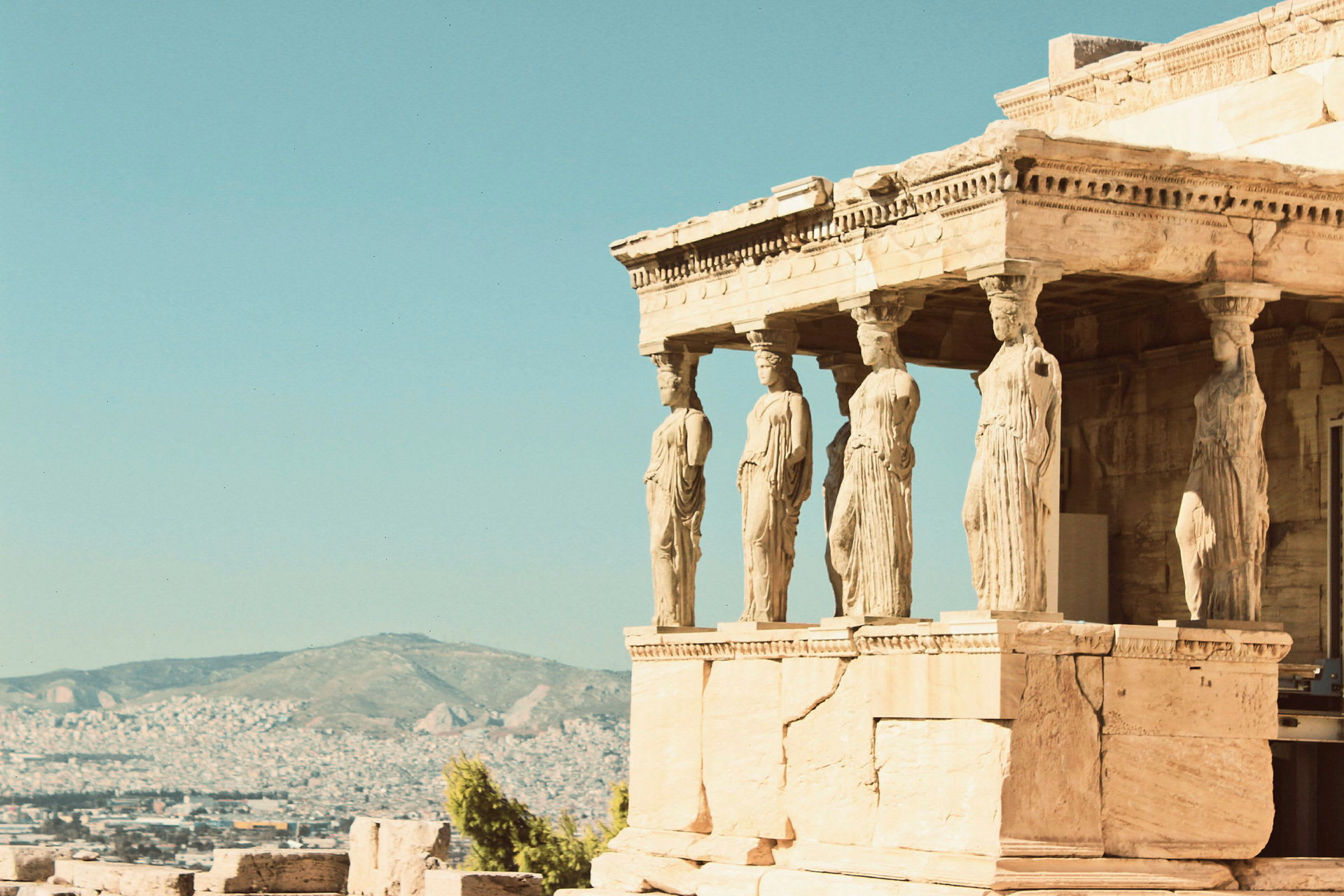 Den antika byggnaden Erechtheion med karyatider i Aten. (AI-genererad text)