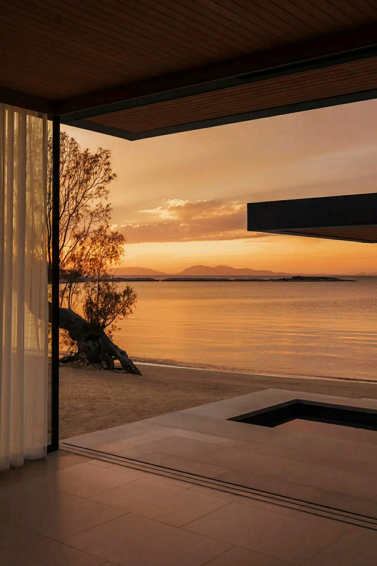 Utsikt från ett hus vid stranden med solnedgång och träd. (AI-genererad text)