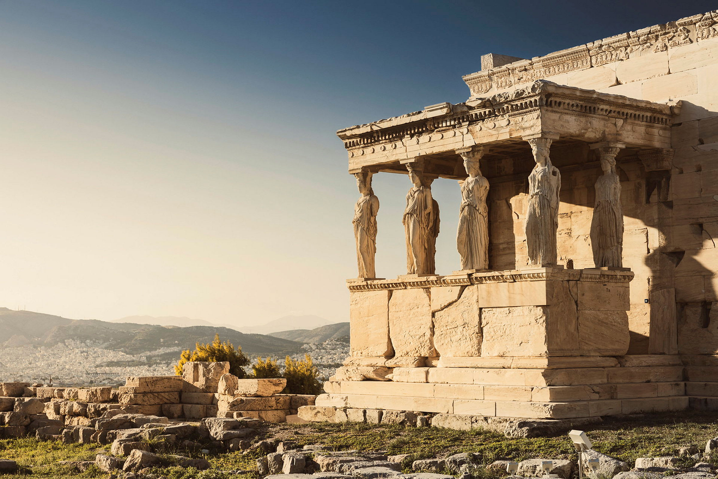 Erekhtion, en del av Akropolis med karyatider som kolonner. (AI-genererad text)
