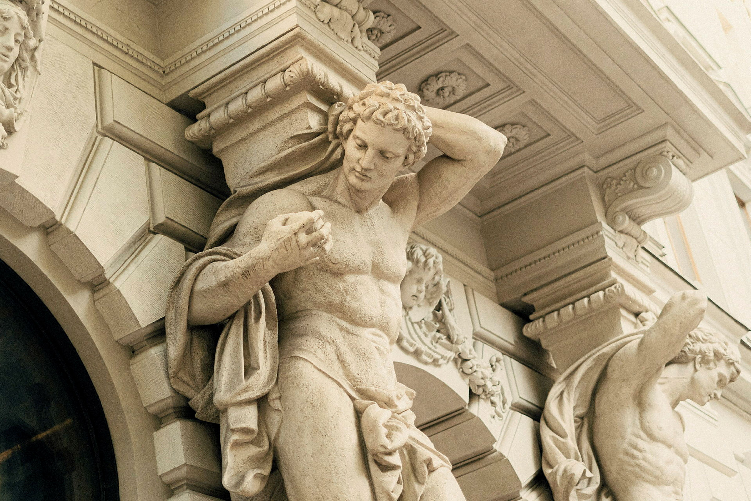 En detalj av en staty i en klassisk arkitekturinställning. (AI-genererad text)