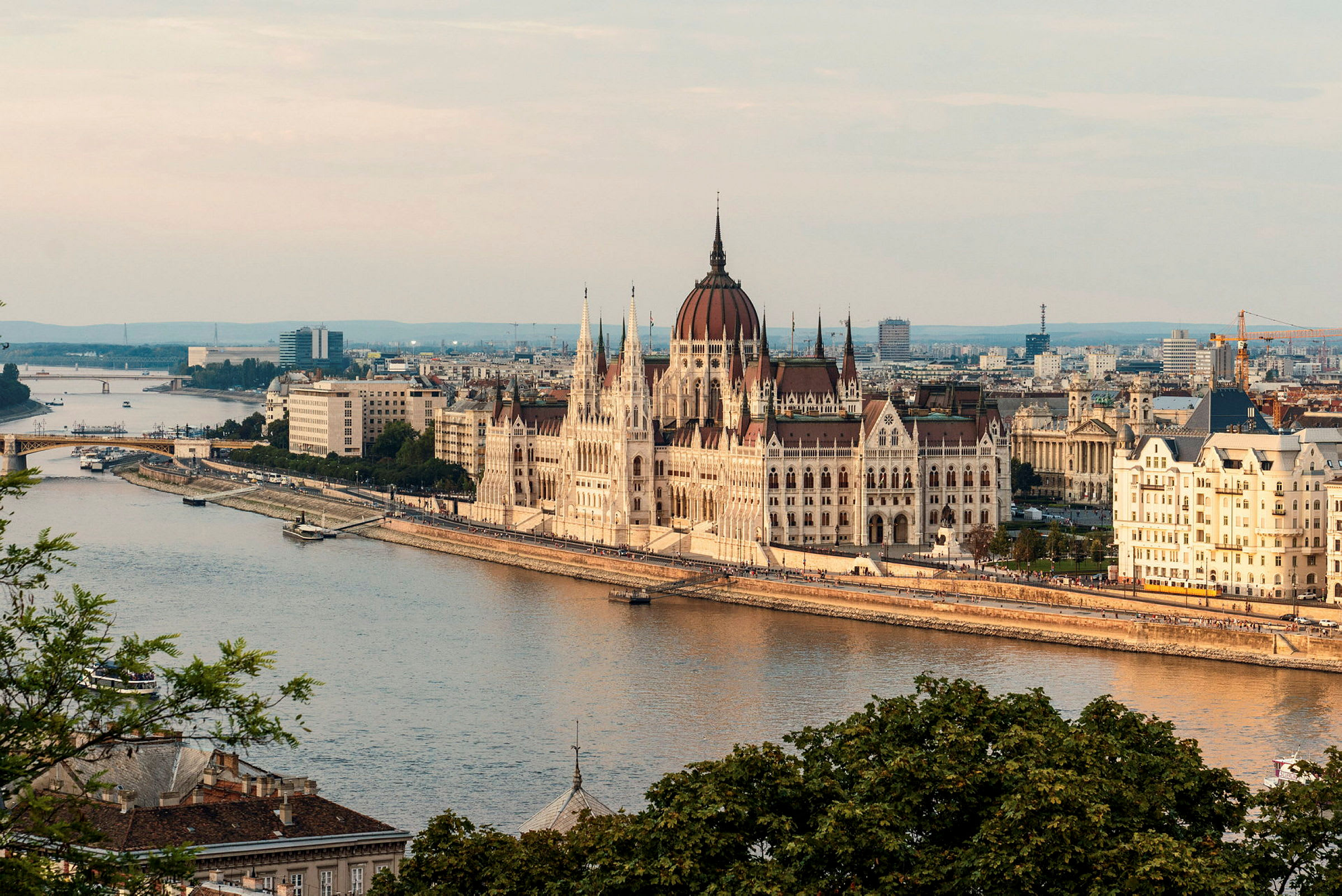Parlamentsbyggnaden i Budapest vid floden Donau. (AI-genererad text)