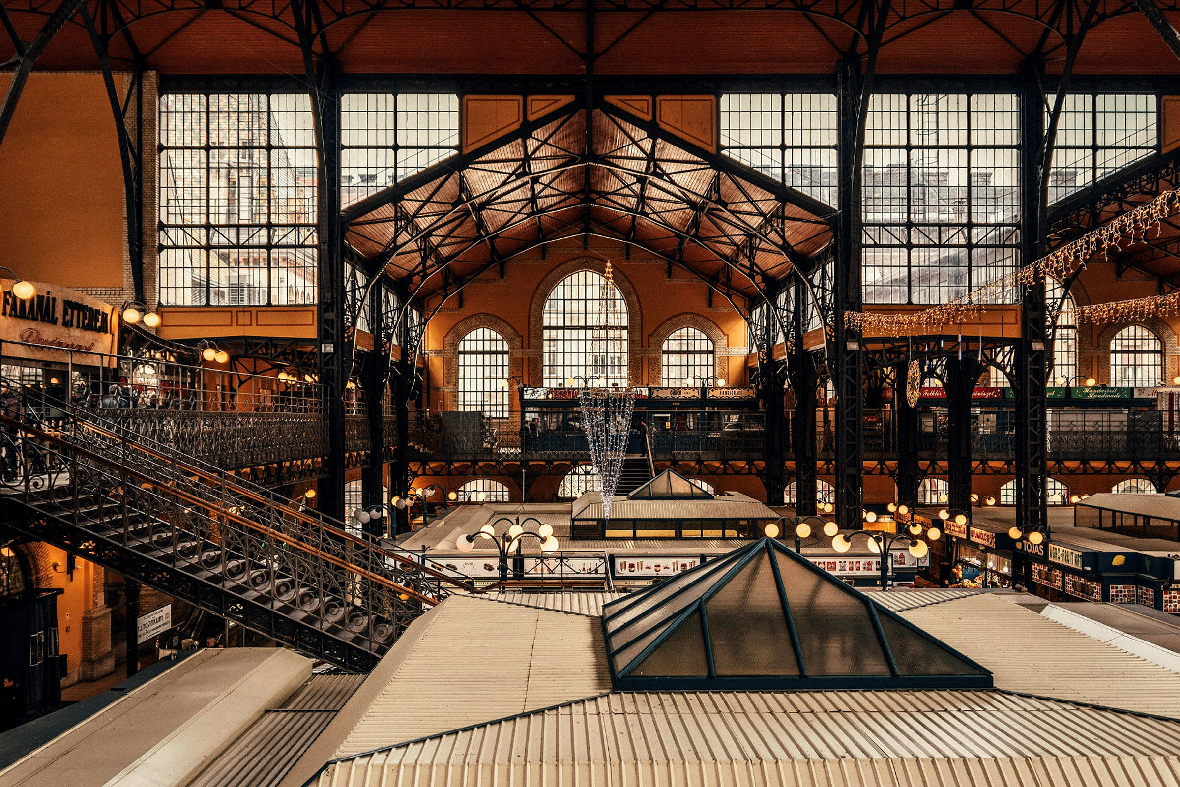 Interiören av en stor saluhall med stånd och gångar. (AI-genererad text)