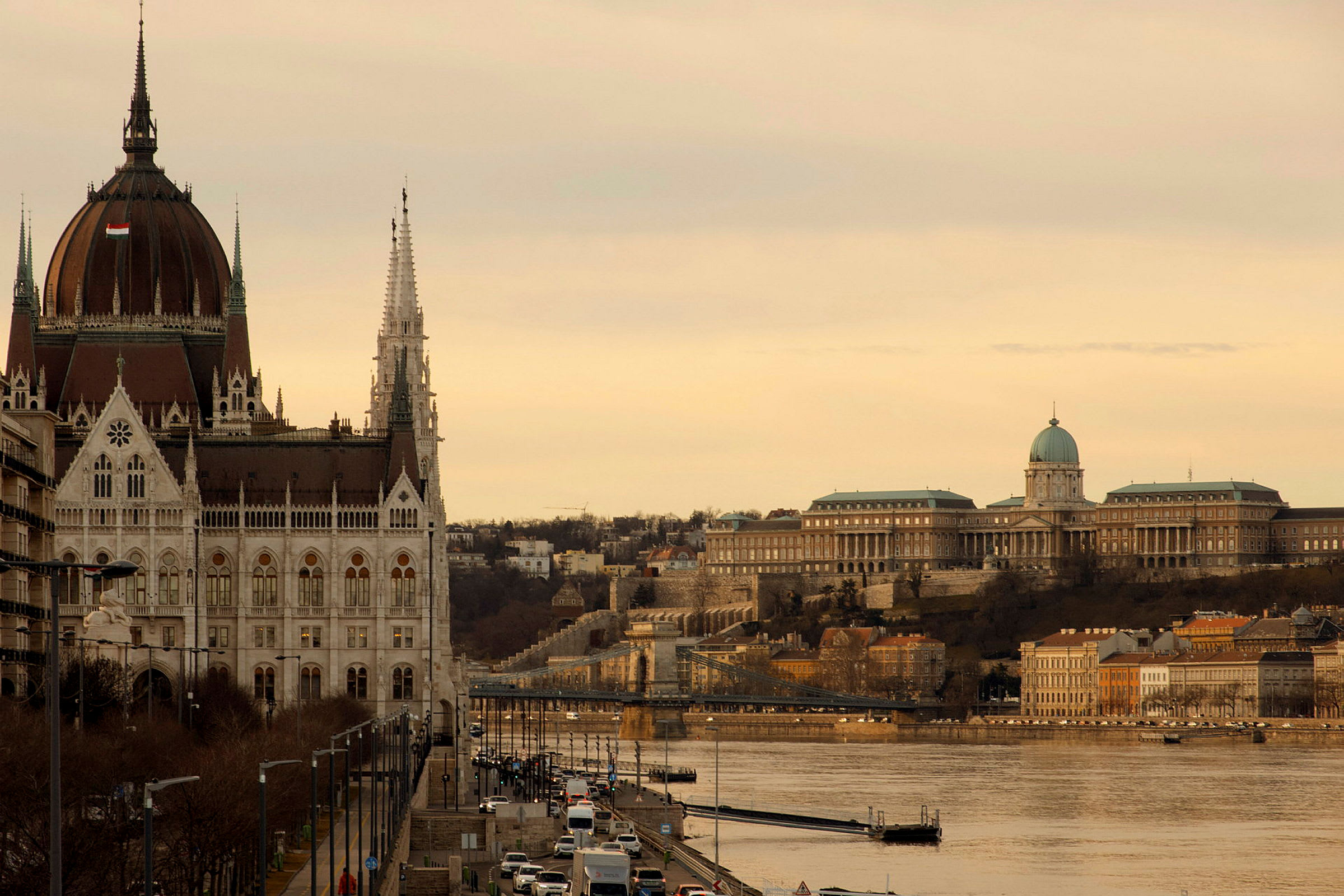 En stadsvy med historiska byggnader vid en flod. (AI-genererad text)