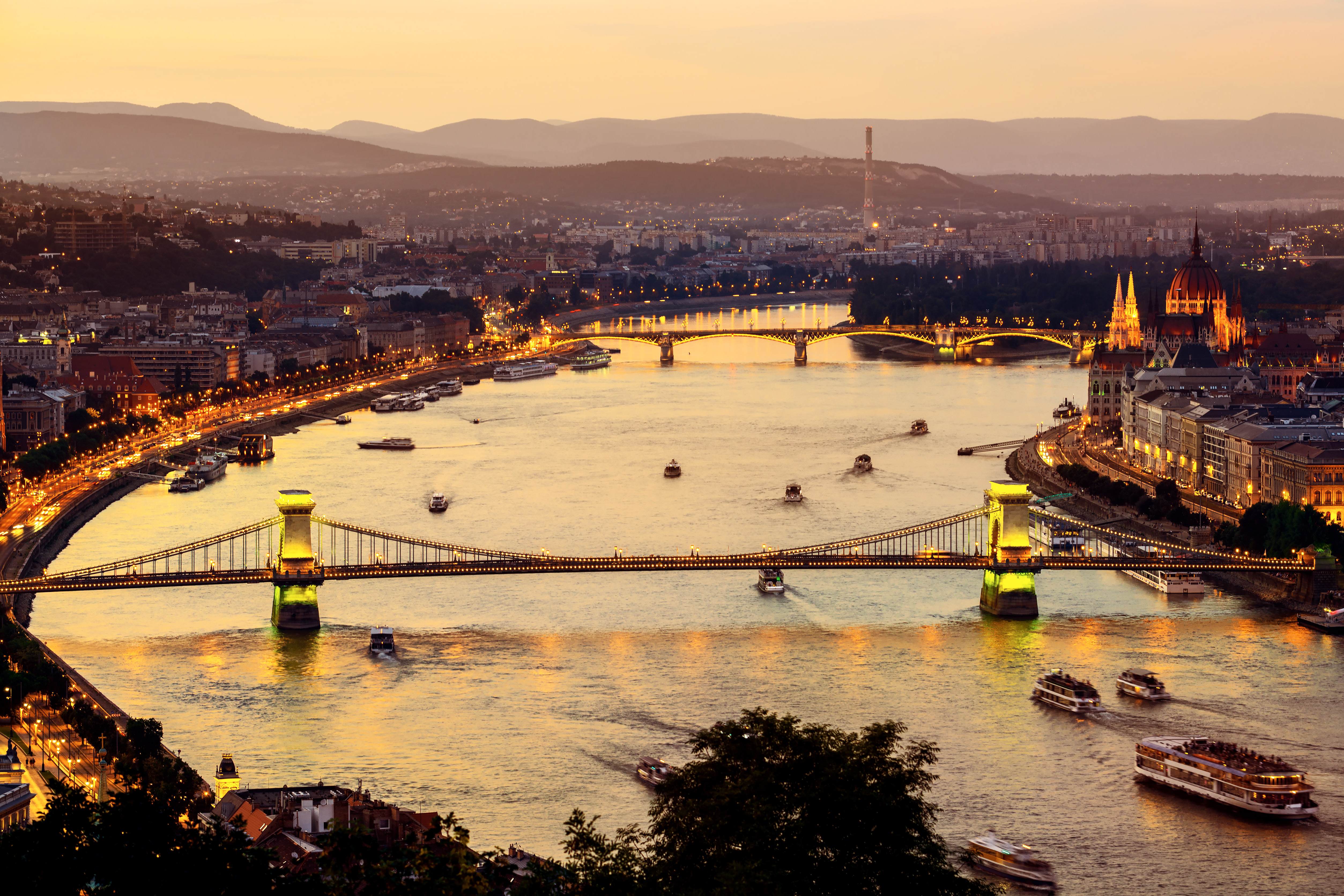 Kvällsvy över Budapest med Donau och upplysta broar. (AI-genererad text)