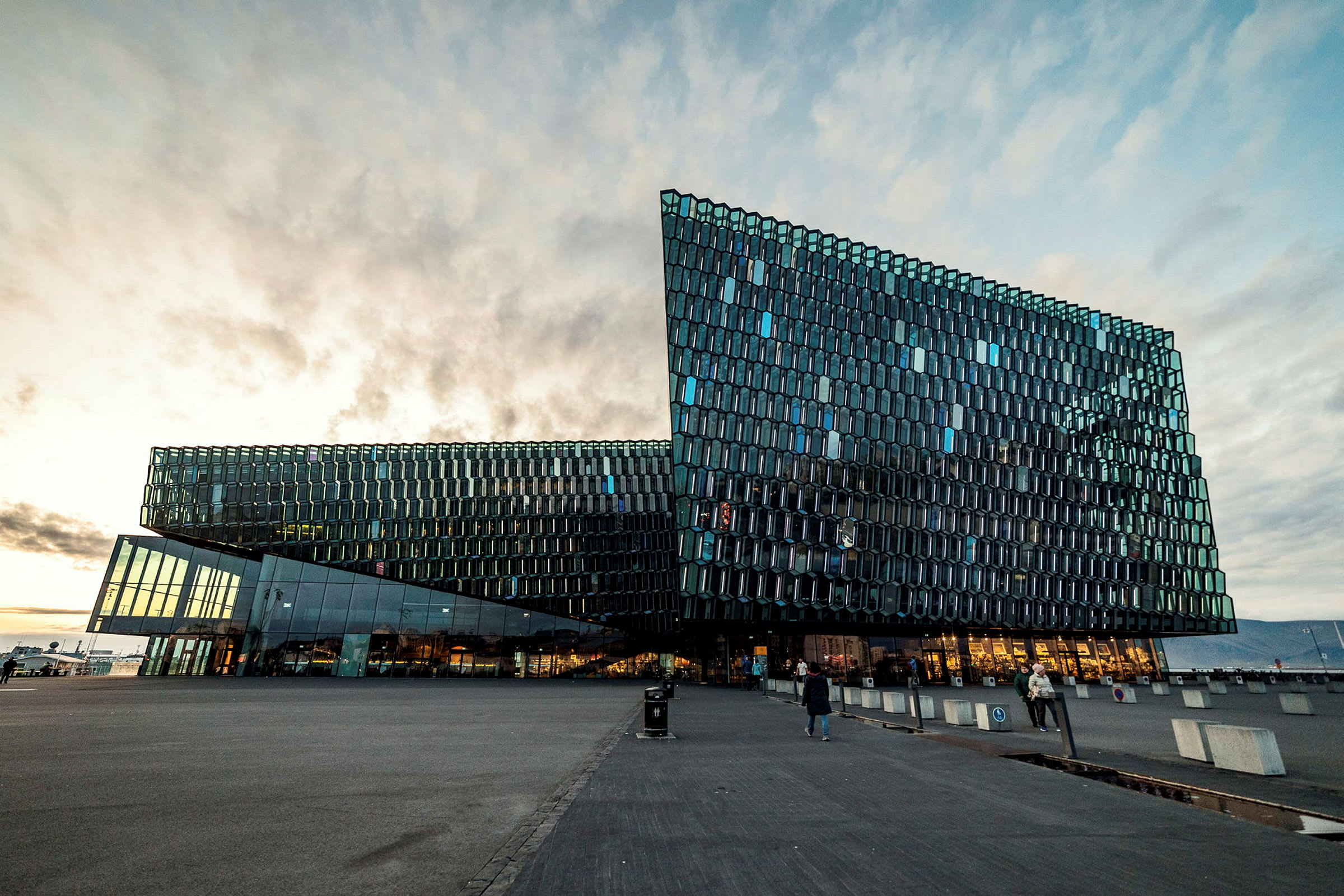 Modern byggnad med glasfasad vid solnedgång. (AI-genererad text)