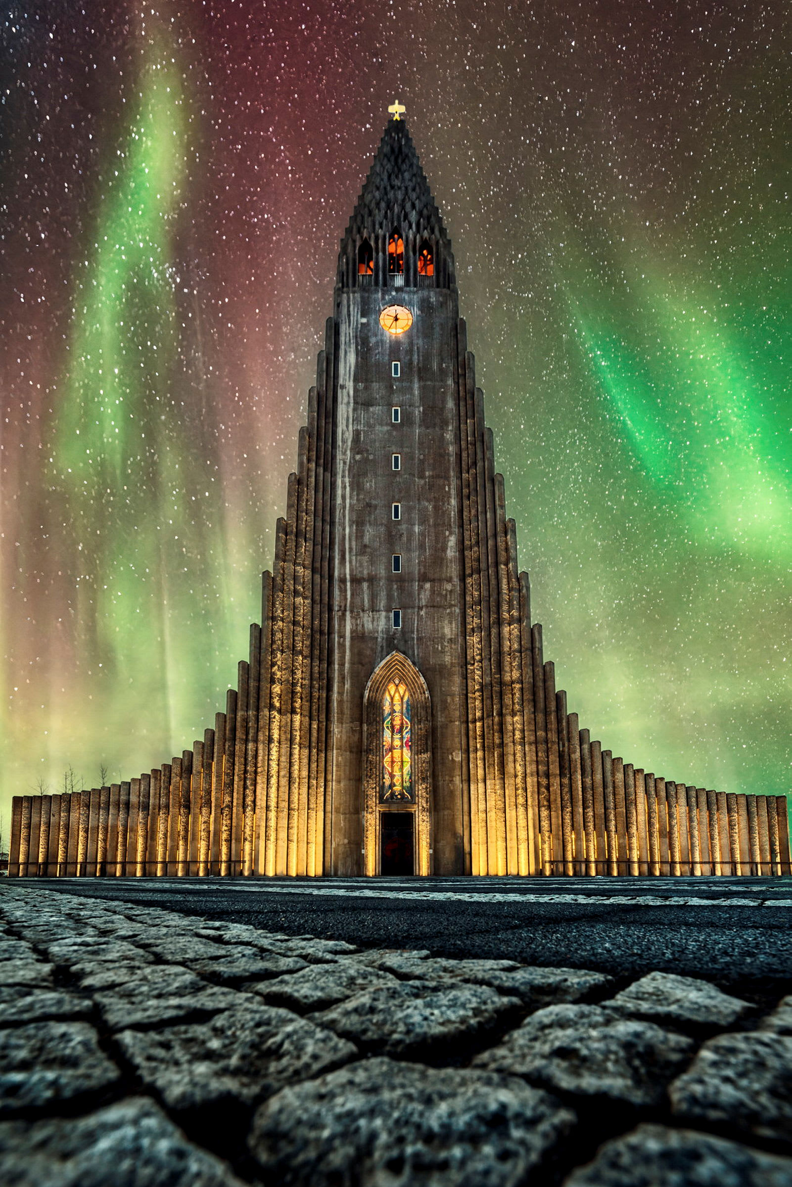 Hallgrímskirkja med norrsken på natthimlen. (AI-genererad text)