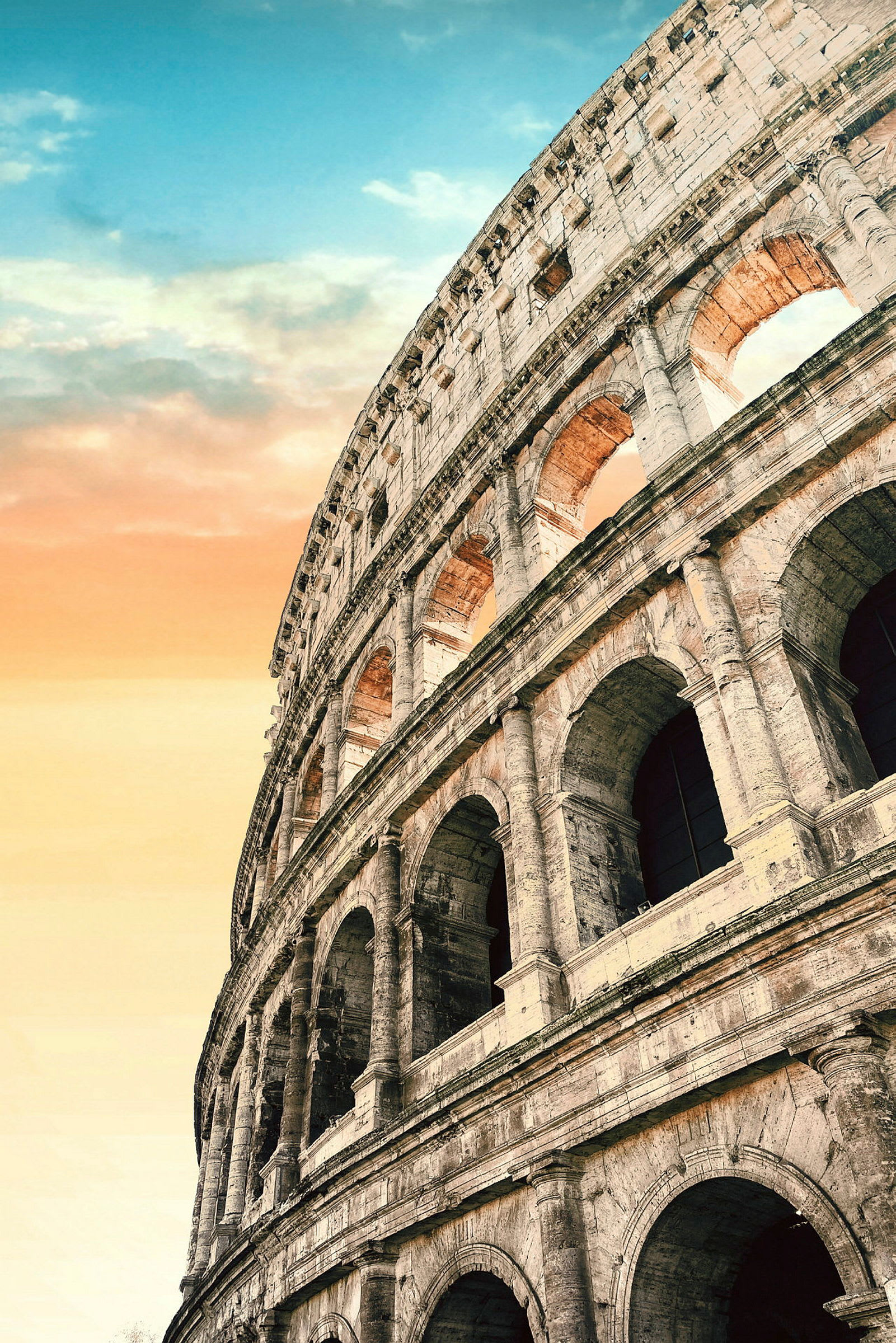 Bild av Colosseum i Rom, Italien, med en färgglad himmel i bakgrunden. (AI-genererad text)