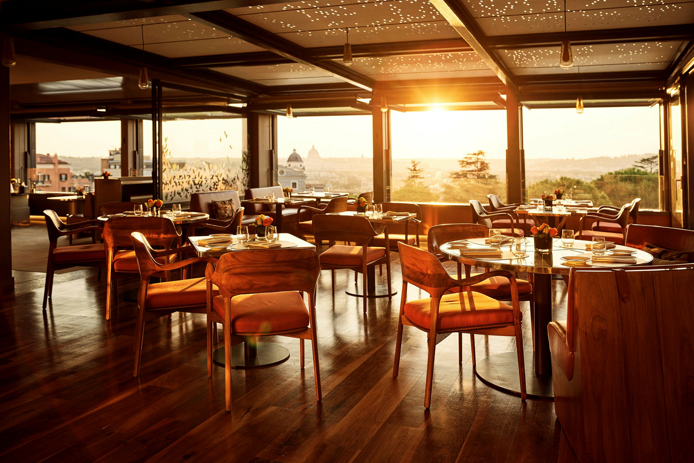 Restaurang med panoramautsikt under solnedgången, bord och stolar i trä. (AI-genererad text)