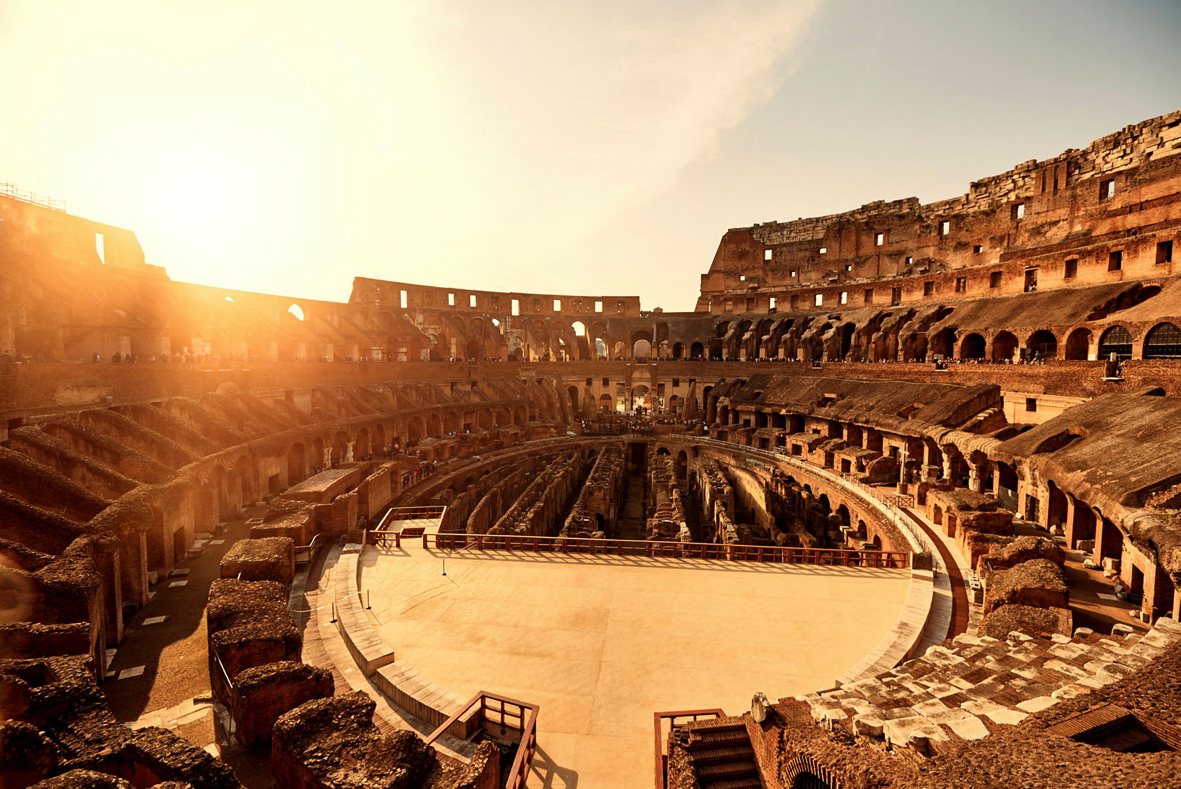 Bild av Colosseum i Rom under solnedgången. (AI-genererad text)