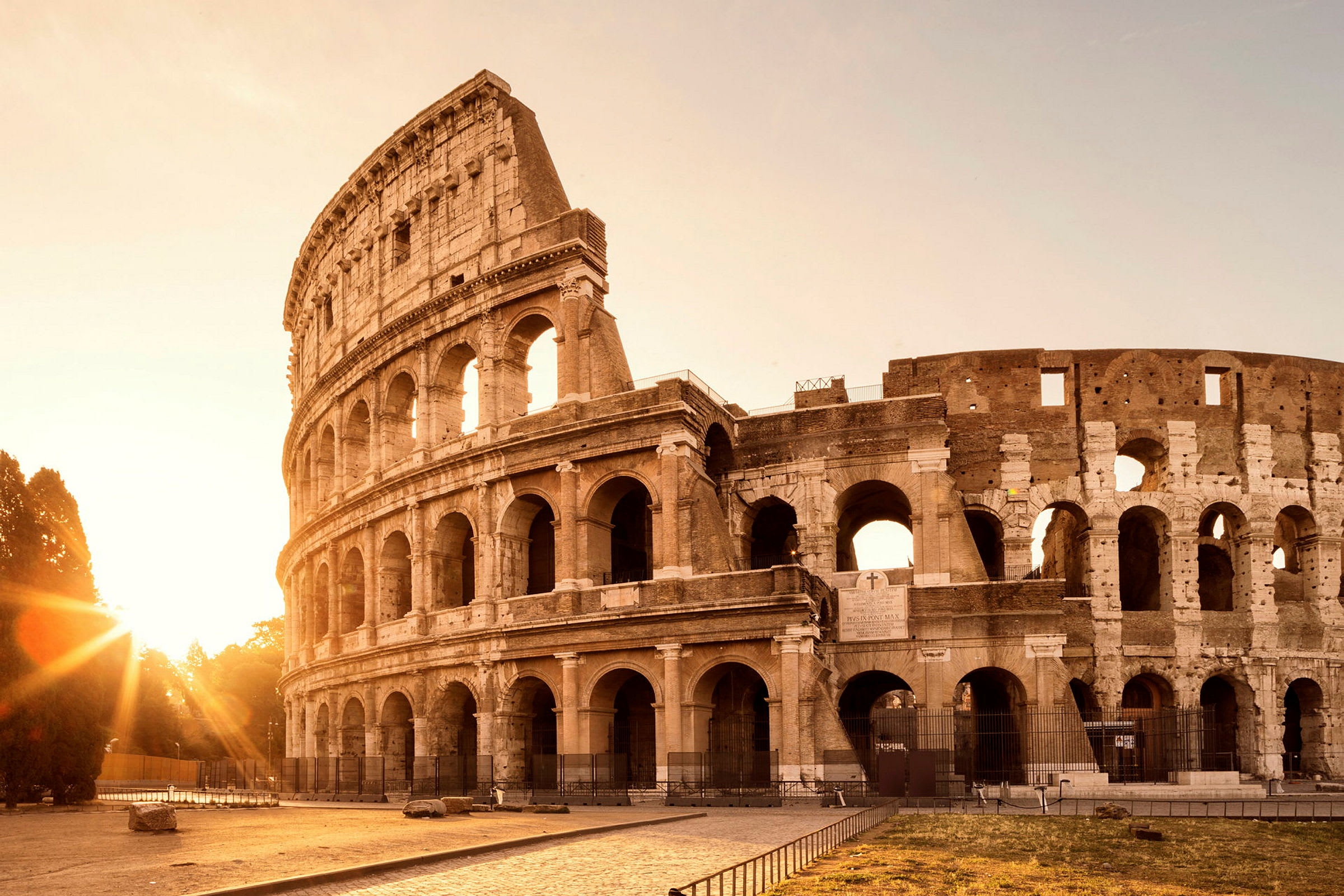 Colosseum i Rom med solnedgång i bakgrunden. (AI-genererad text)