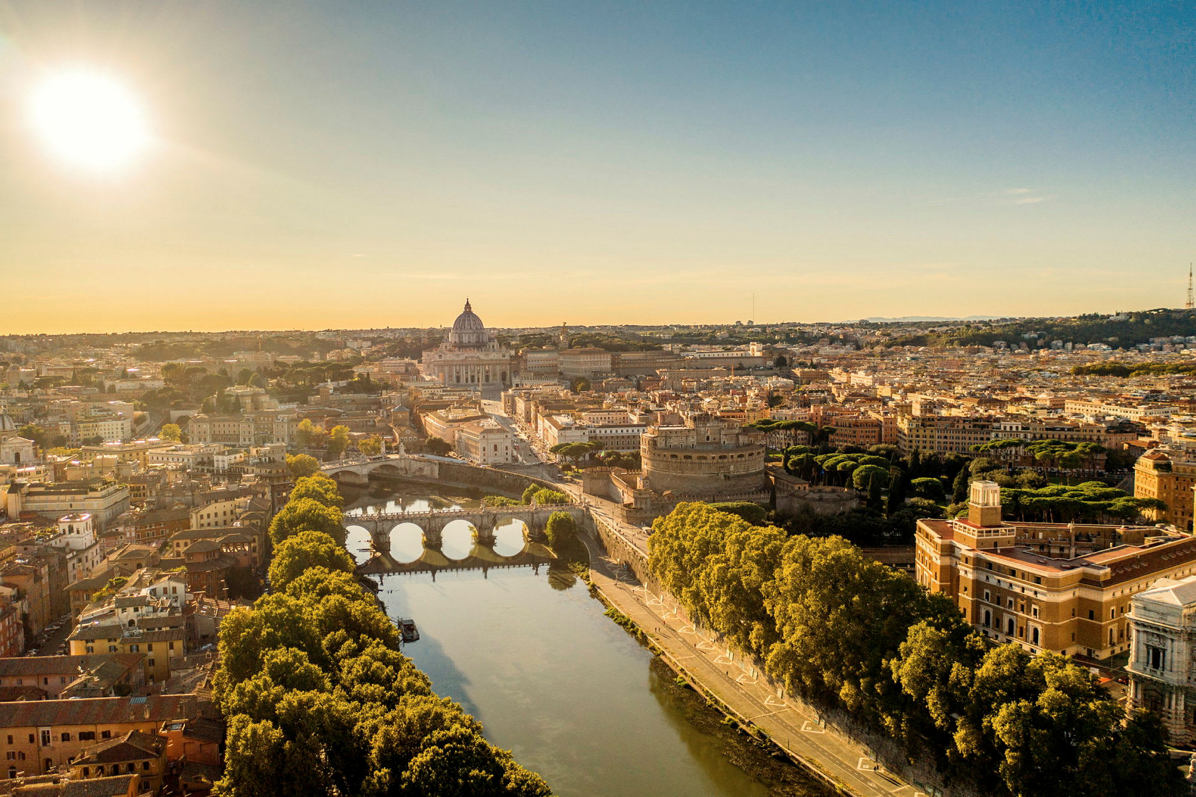 Flygfoto över Rom med floden Tibern och Castell Sant'Angelo, med Vatikanens kupol i bakgrunden. (AI-genererad text)