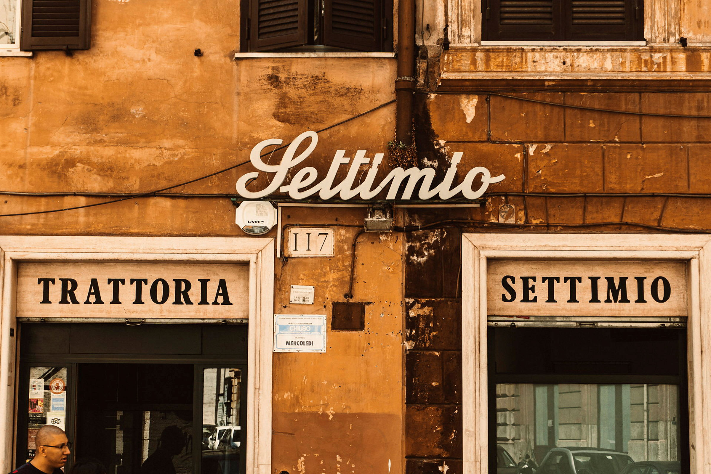 Fasad av ett gammalt trattoria med texten Settimo. (AI-genererad text)