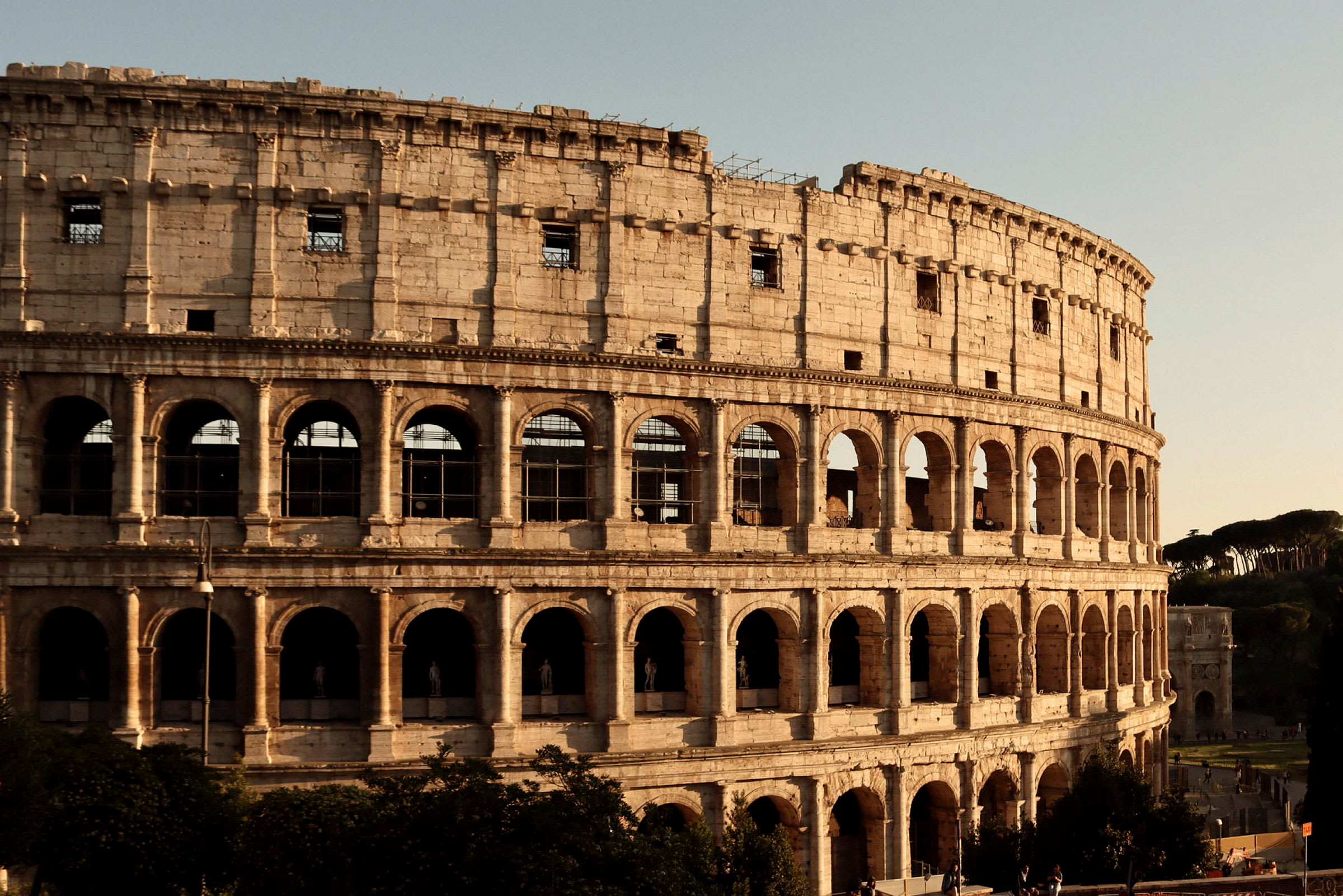 Bild av Colosseum i Rom, med ett blått himmel i bakgrunden. (AI-genererad text)