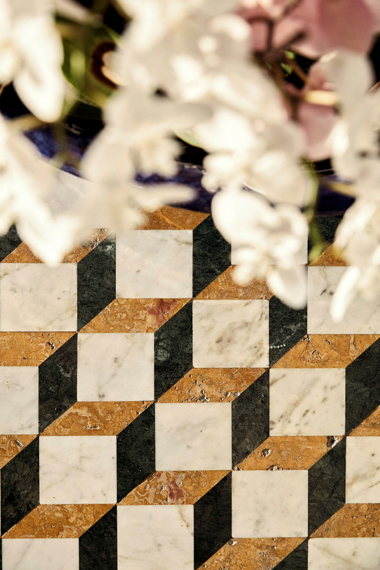 Mönstrad marmoryta med vita blommor i förgrunden. (AI-genererad text)