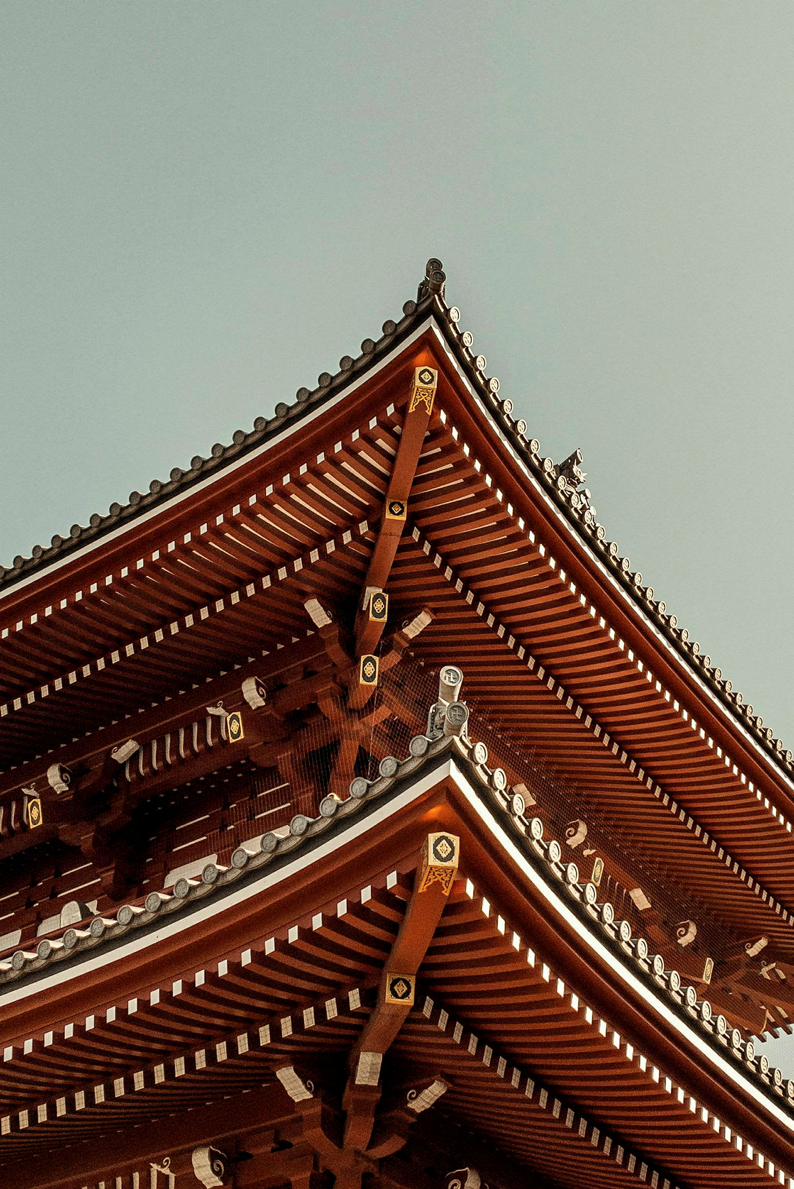 Närbild av taket på en traditionell japansk byggnad. (AI-genererad text)