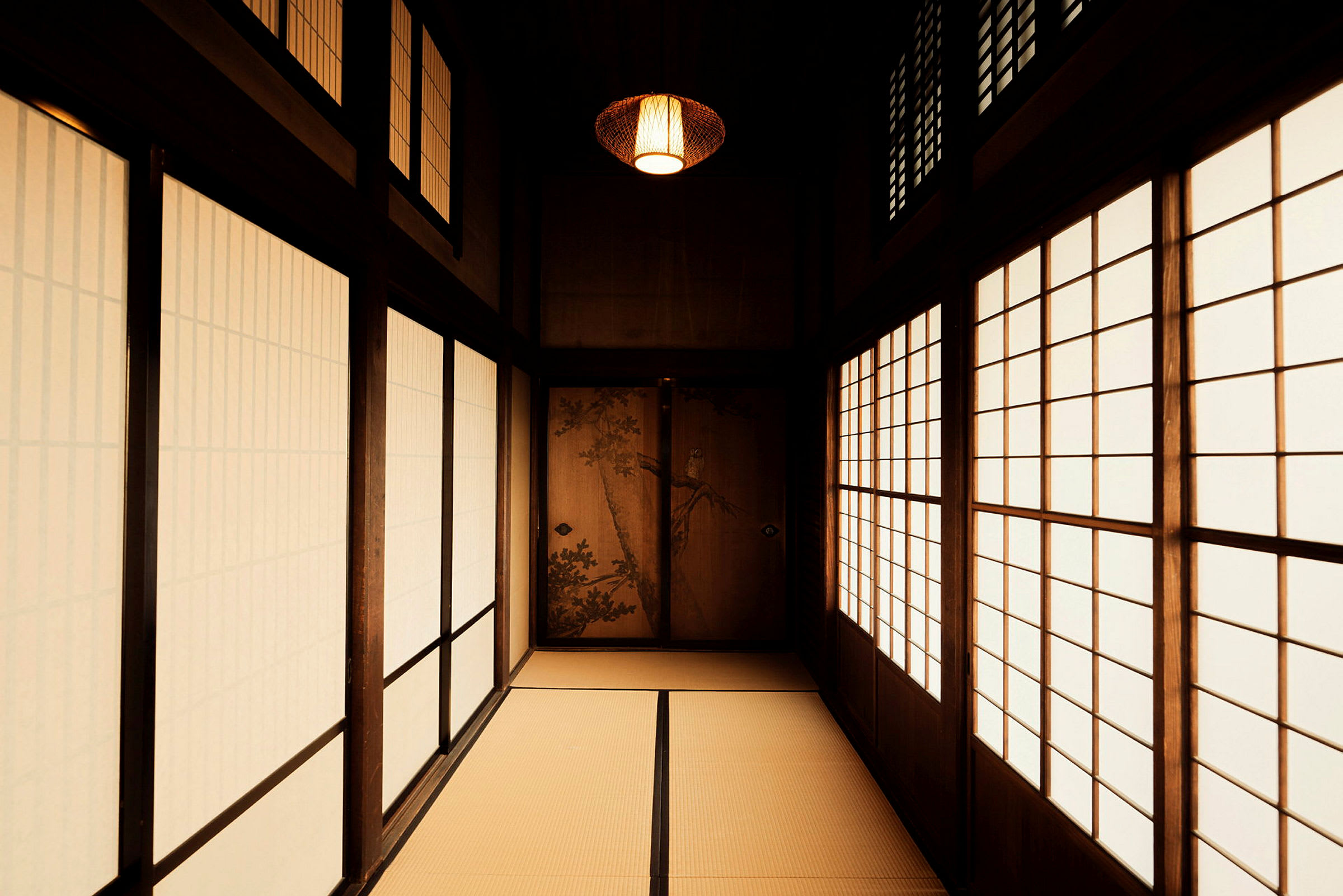 Rymlig hall med japansk stil och traditionella skjutdörrar. (AI-genererad text)