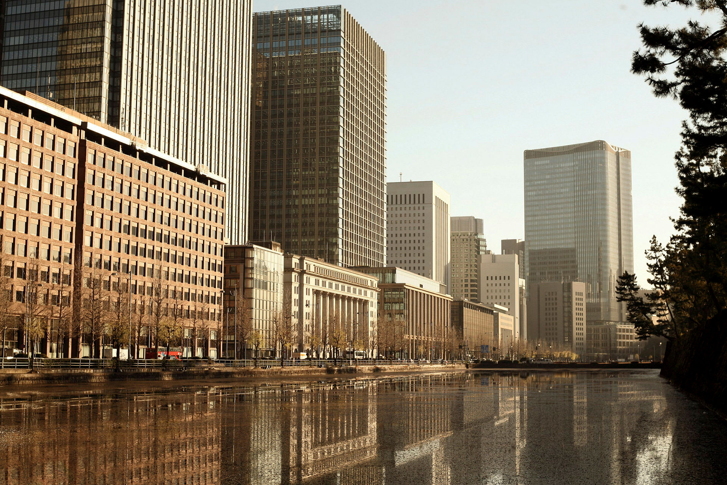 Höga byggnader reflekteras i vattnet i en stad. (AI-genererad text)