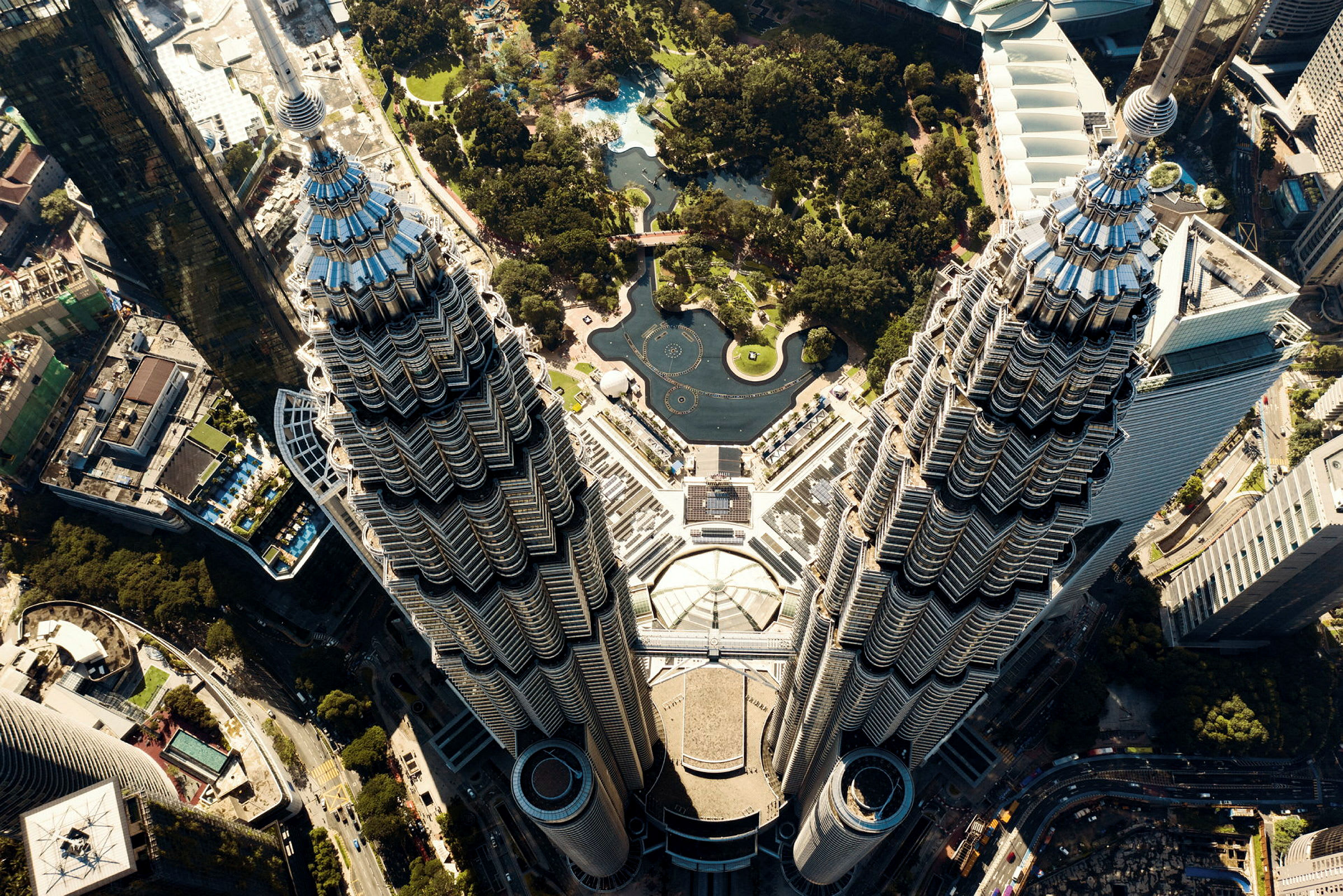 Utsikt ovanifrån av Petronas Twin Towers och omgivande stadslandskap. (AI-genererad text)
