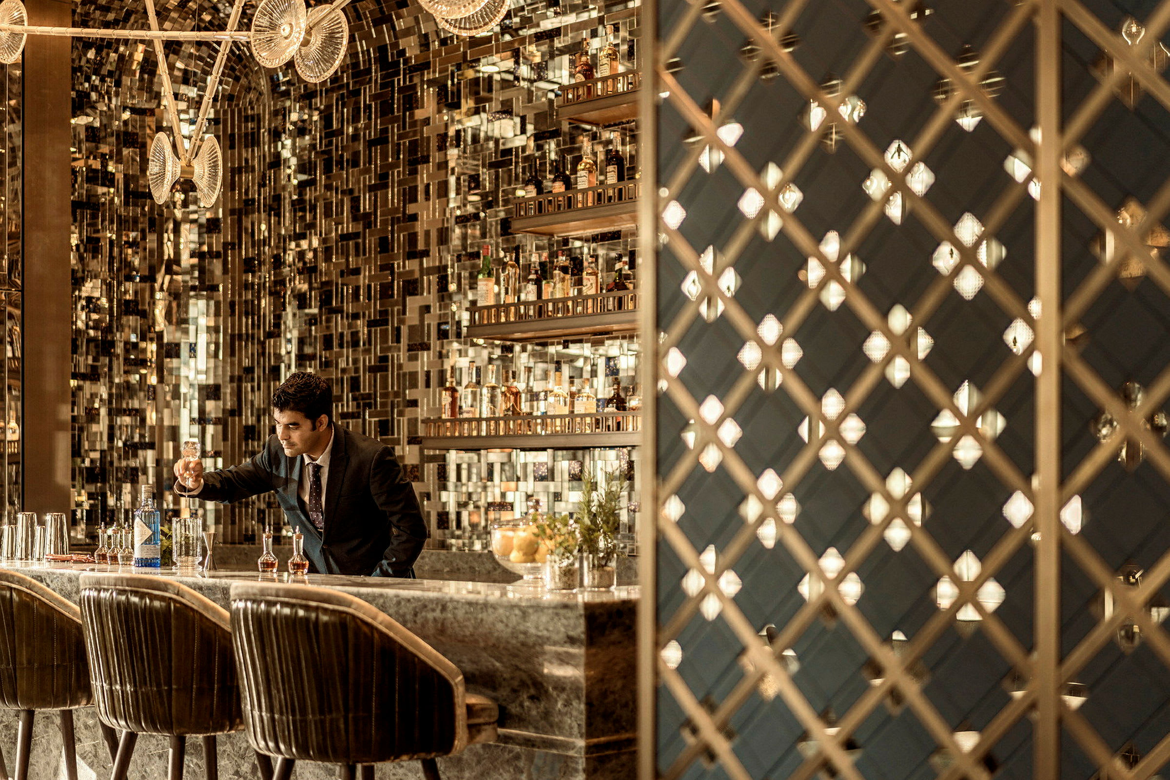 Elegant bar interiör med marmordisk och spegelvägg. (AI-genererad text)