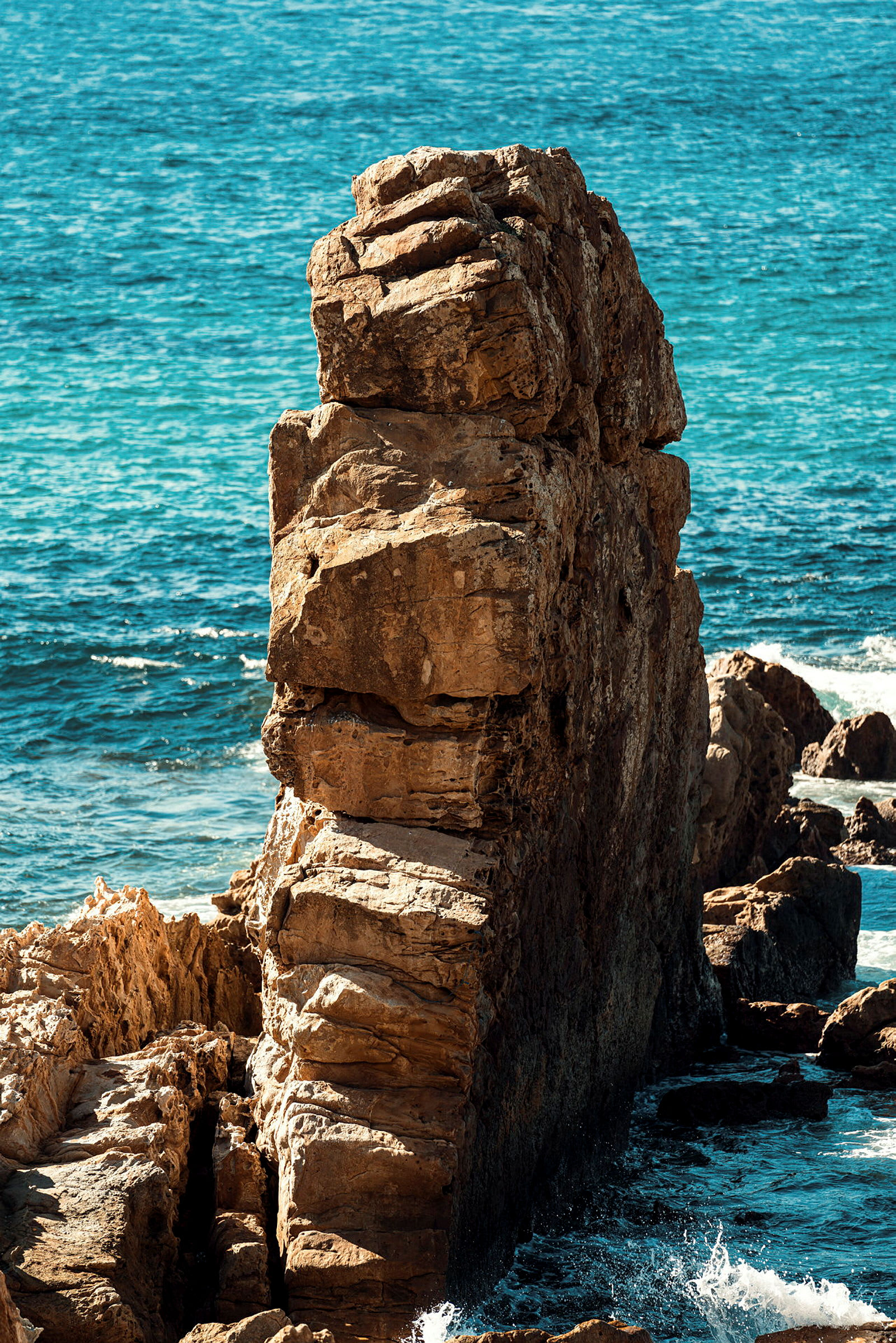 Stenformation vid havet. (AI-genererad text)