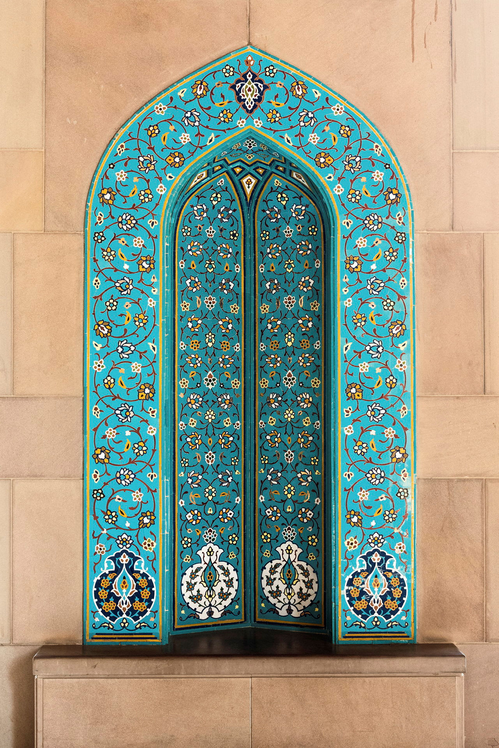 Dekorativ kakelpanel med turkosa nyanser och blommönster. (AI-genererad text)