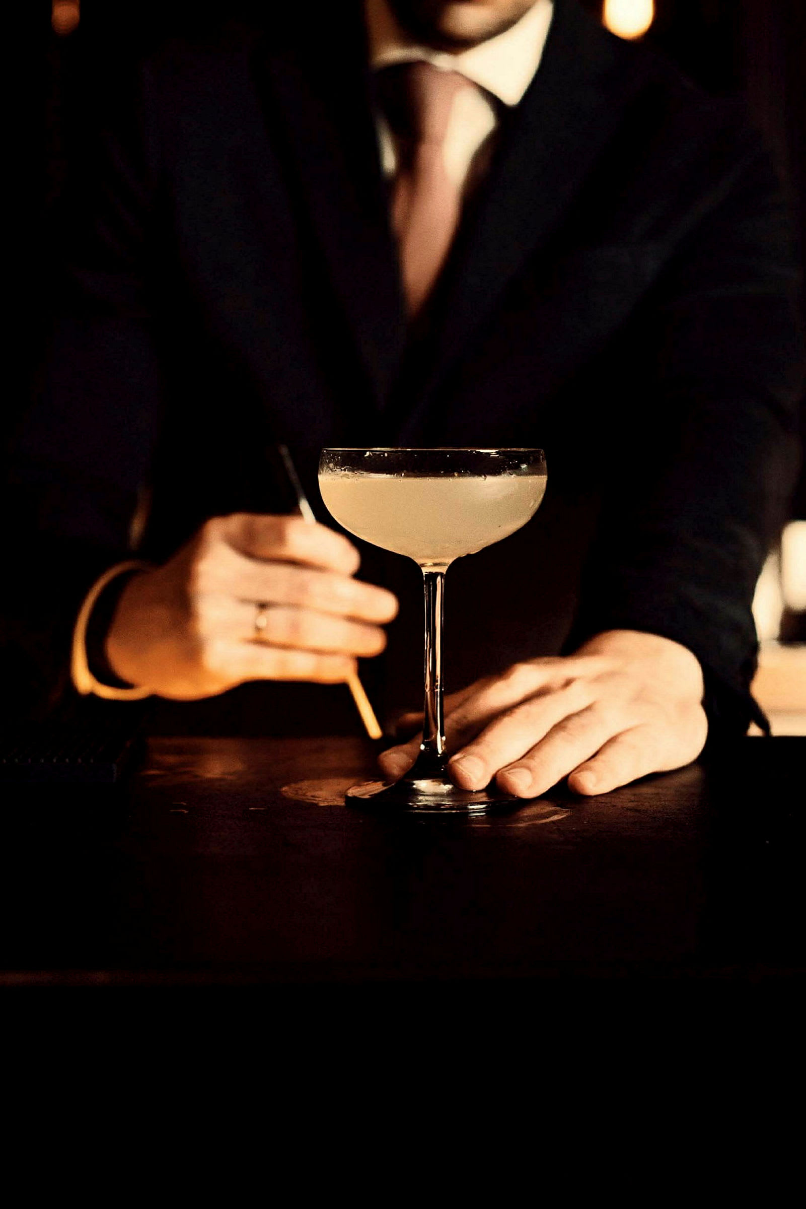 En man i kostym, bar en drink. (AI-genererad text)