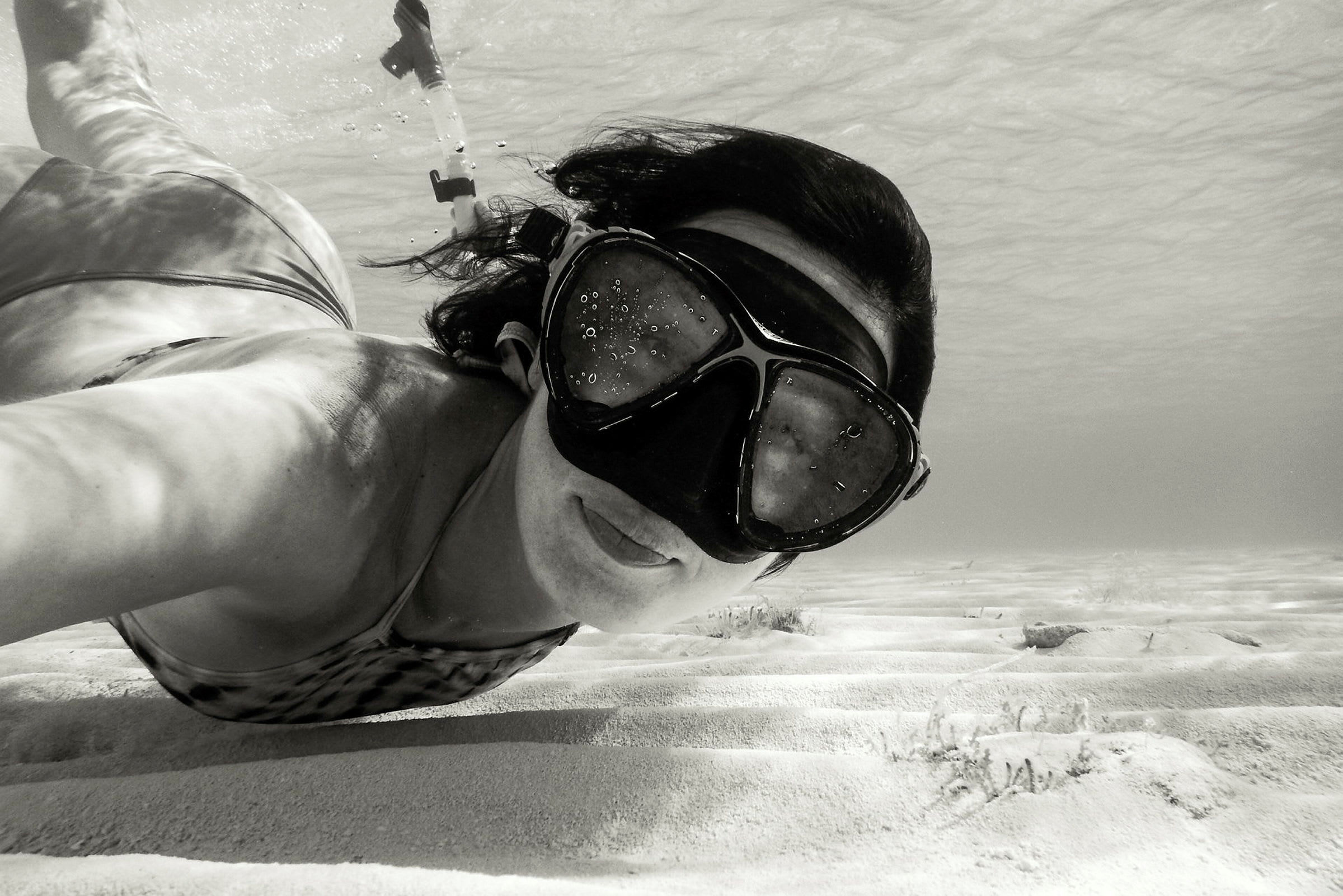Person som snorklar under vatten. (AI-genererad text)
