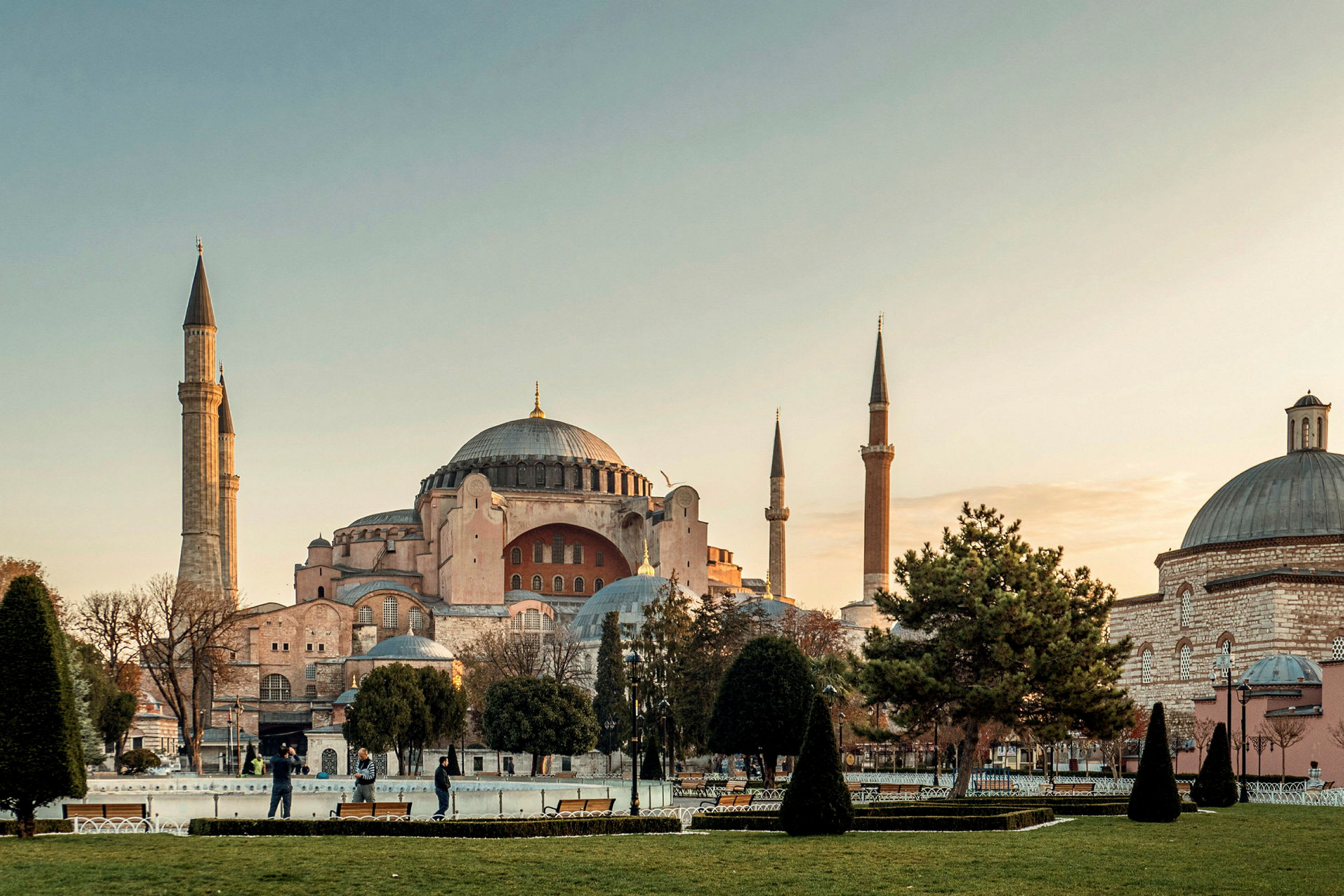 En bild av Hagia Sofia i Istanbul, med dess kuppel och minareter synliga. (AI-genererad text)