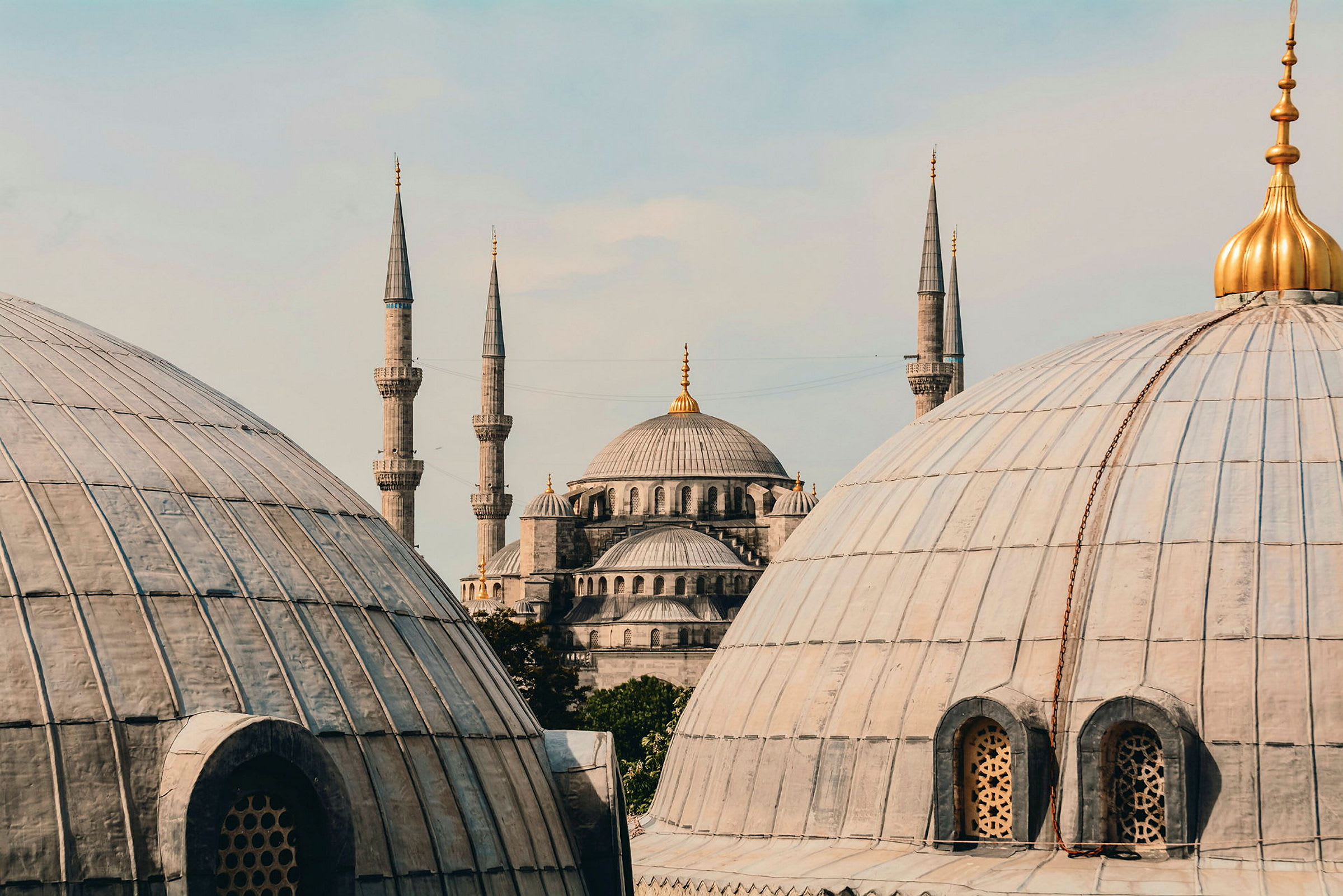 Bilden visar en moské med kupoler och minareter. (AI-genererad text)