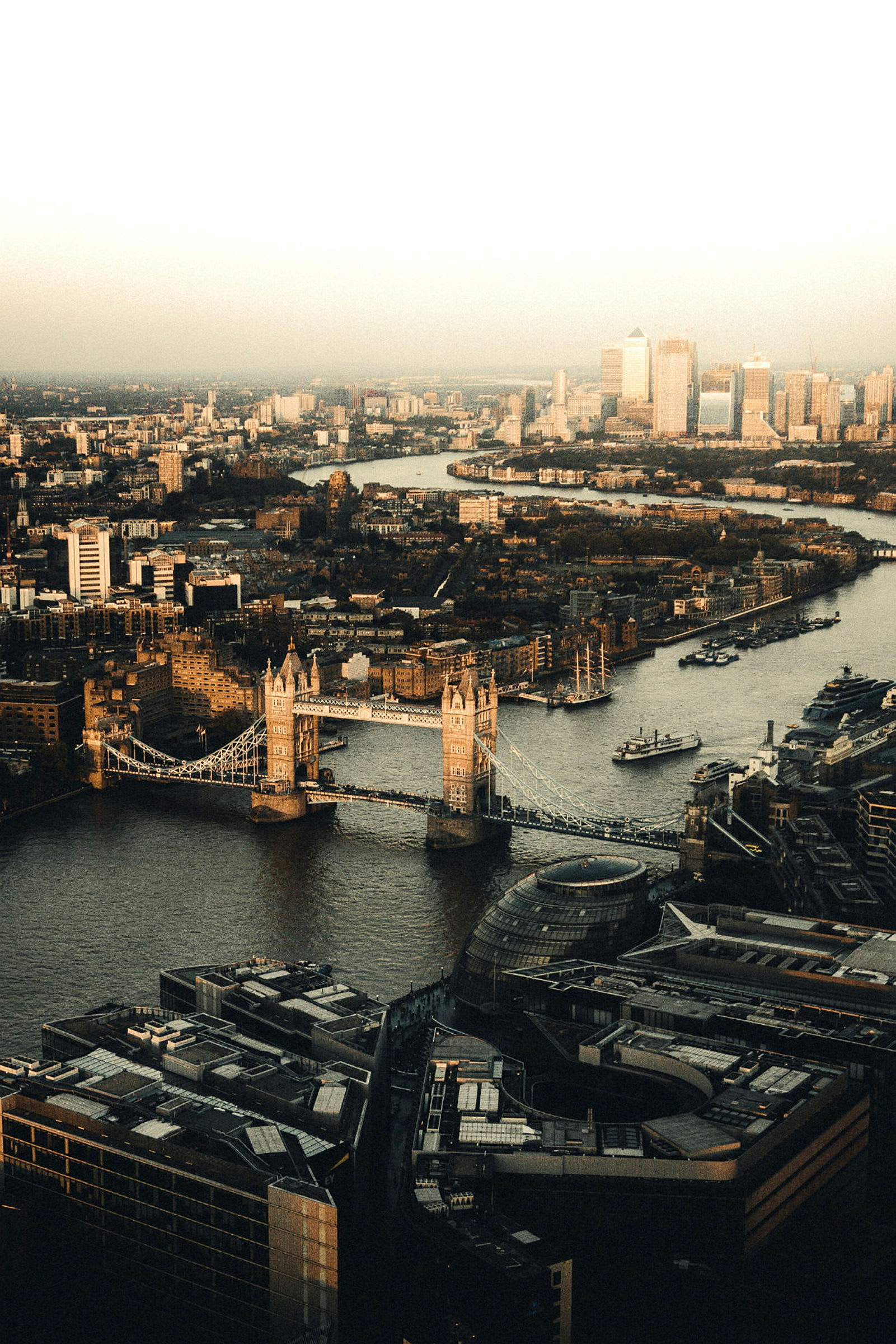 Bild av London med Tower Bridge och floden Themsen i förgrunden. (AI-genererad text)