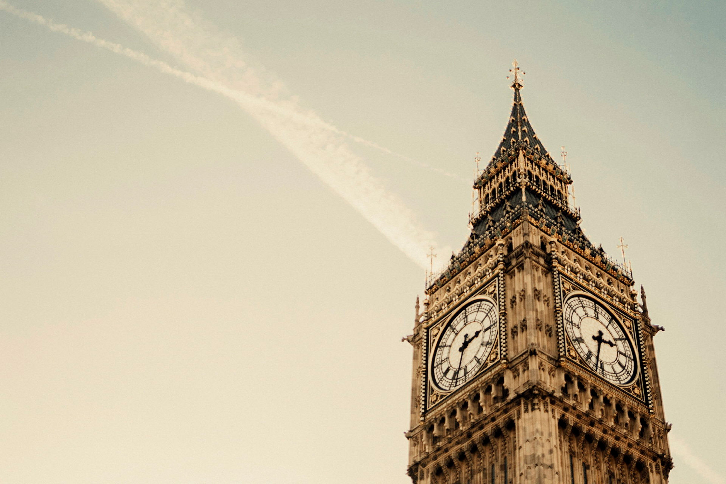Big Ben klocktorn i London med en ljus himmel i bakgrunden. (AI-genererad text)