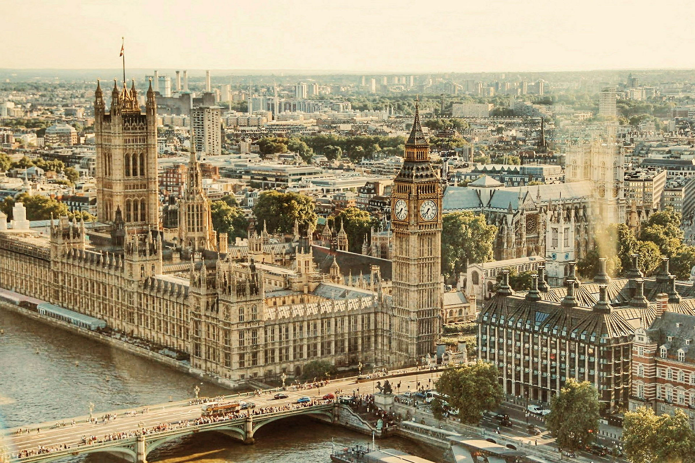 Utsikt över Westminsterpalatset och Big Ben i London. (AI-genererad text)
