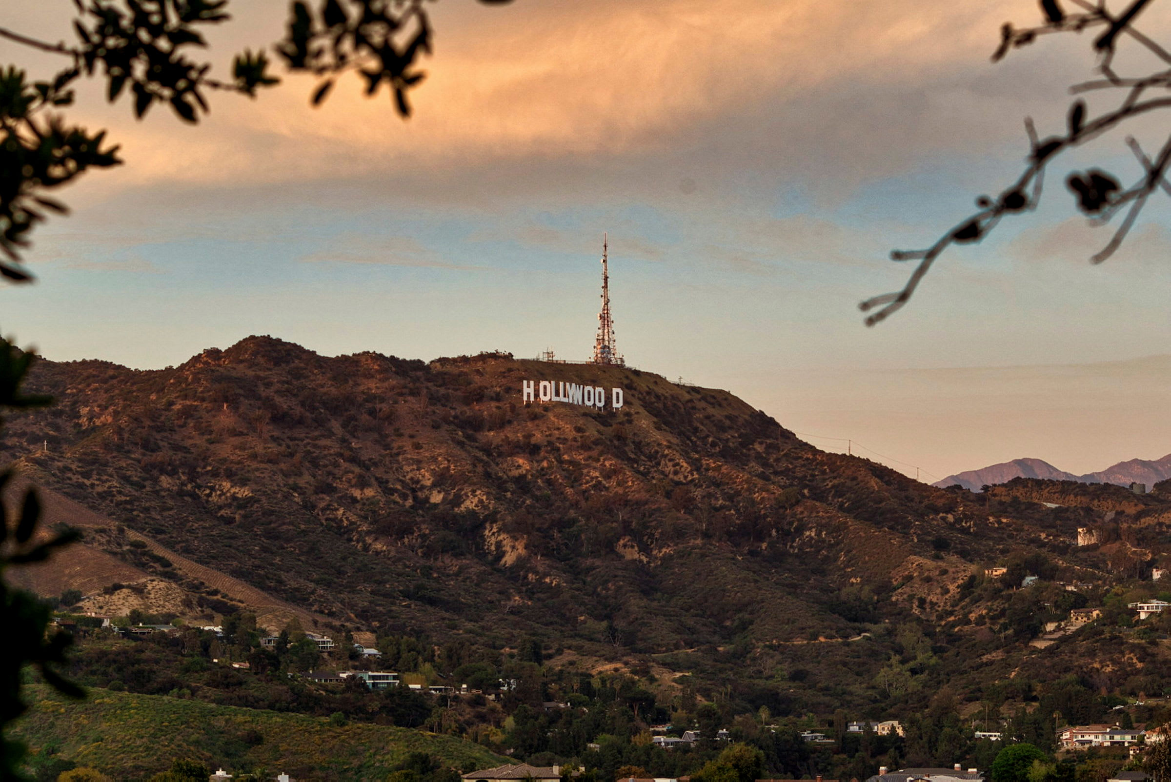Vy över Hollywood-skylten med omgivande landskap och antenn. (AI-genererad text)