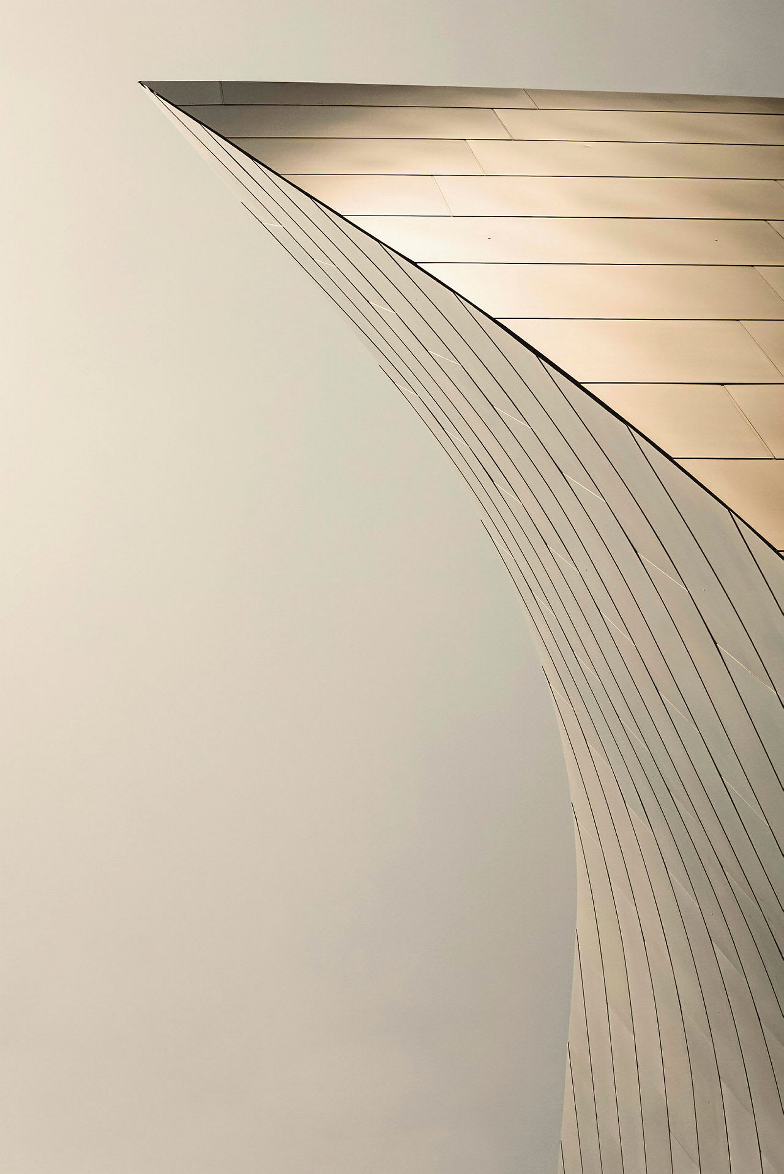 Närbild av arkitektonisk design med metallpaneler och kurvad form. (AI-genererad text)