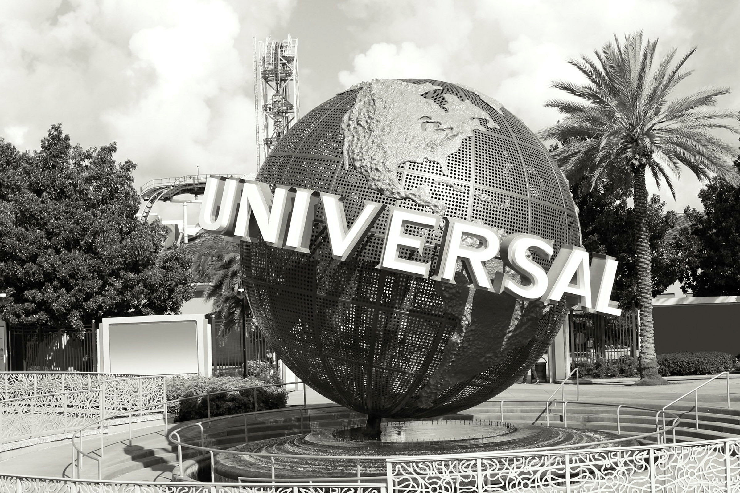En världsglob med texten "Universal" framför träd och palmer. (AI-genererad text)