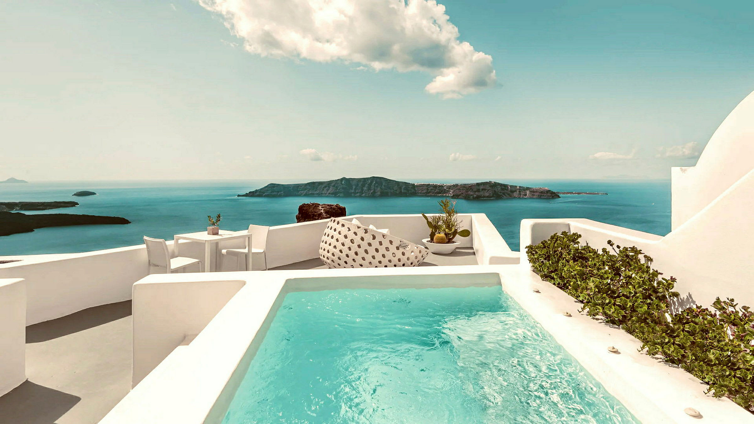 Vit terrass med pool och utsikt över havet och berg. (AI-genererad text)