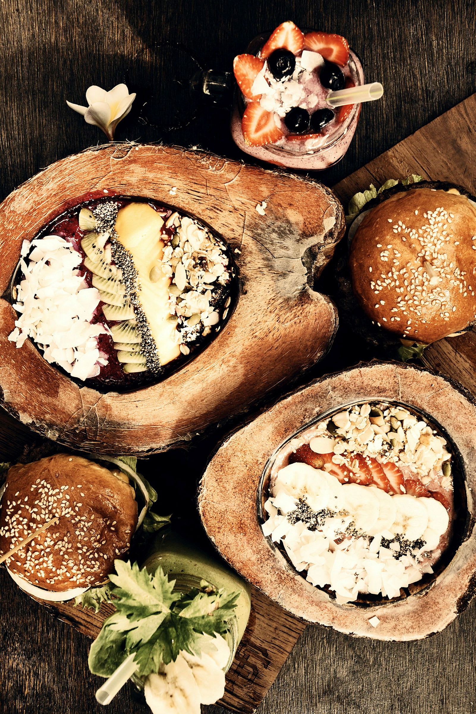 En bild av flera matvaror, inklusive fruktskålar, smoothies och hamburgare. (AI-genererad text)
