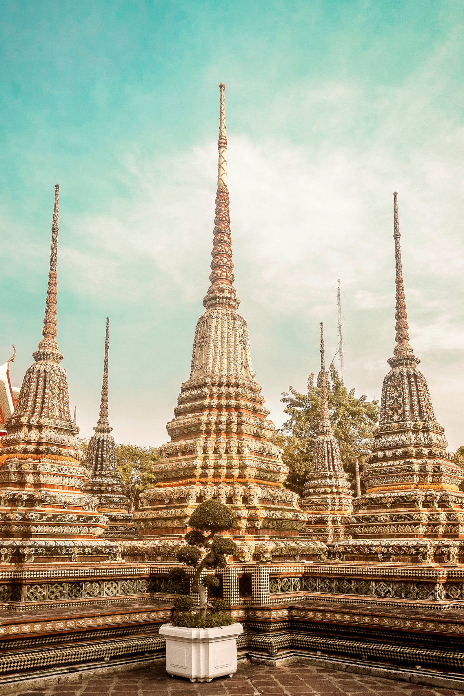 Dekorerade buddhistiska stupa-byggnader med mönster och färgglada detaljer mot en klar himmel. (AI-genererad text)