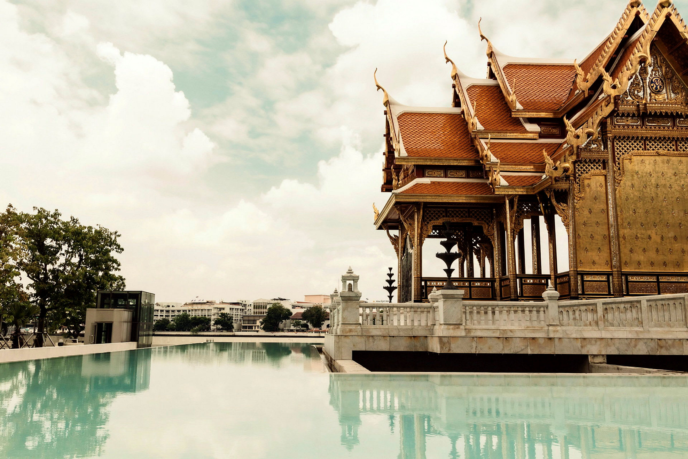 Ett traditionellt asiatiskt tempel vid en reflekterande pool. (AI-genererad text)