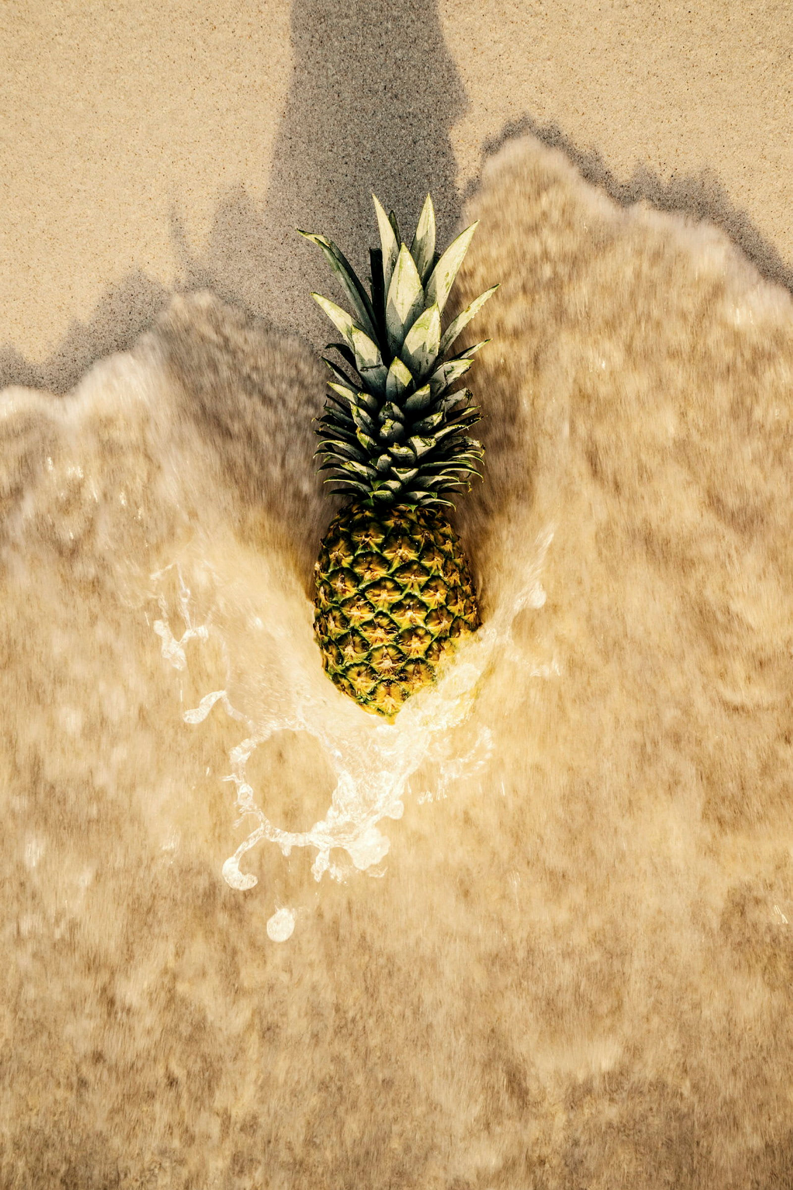 En ananas i vatten på en sandstrand. (AI-genererad text)
