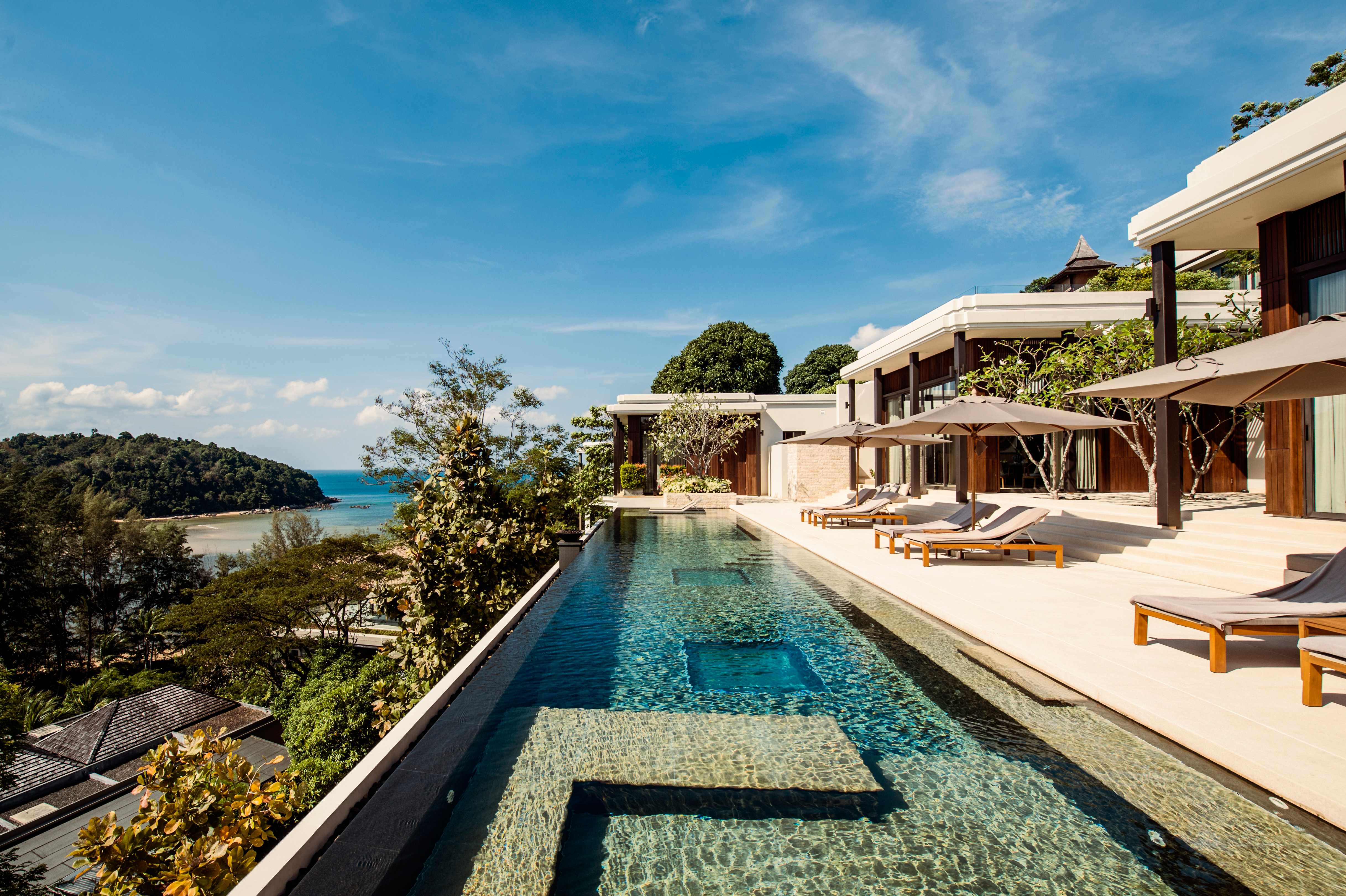 En infinitypool vid en lyxig resort med havsutsikt. (AI-genererad text)